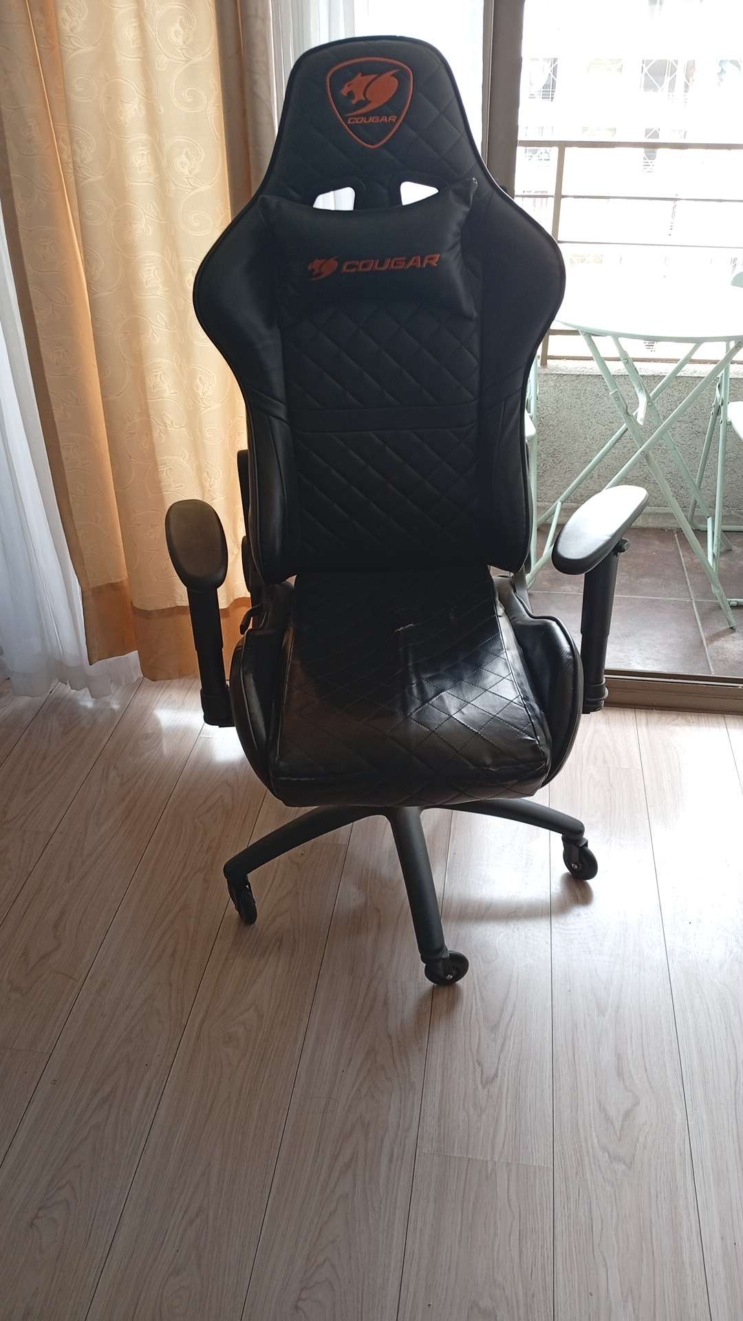 Silla gamer Cougar negra