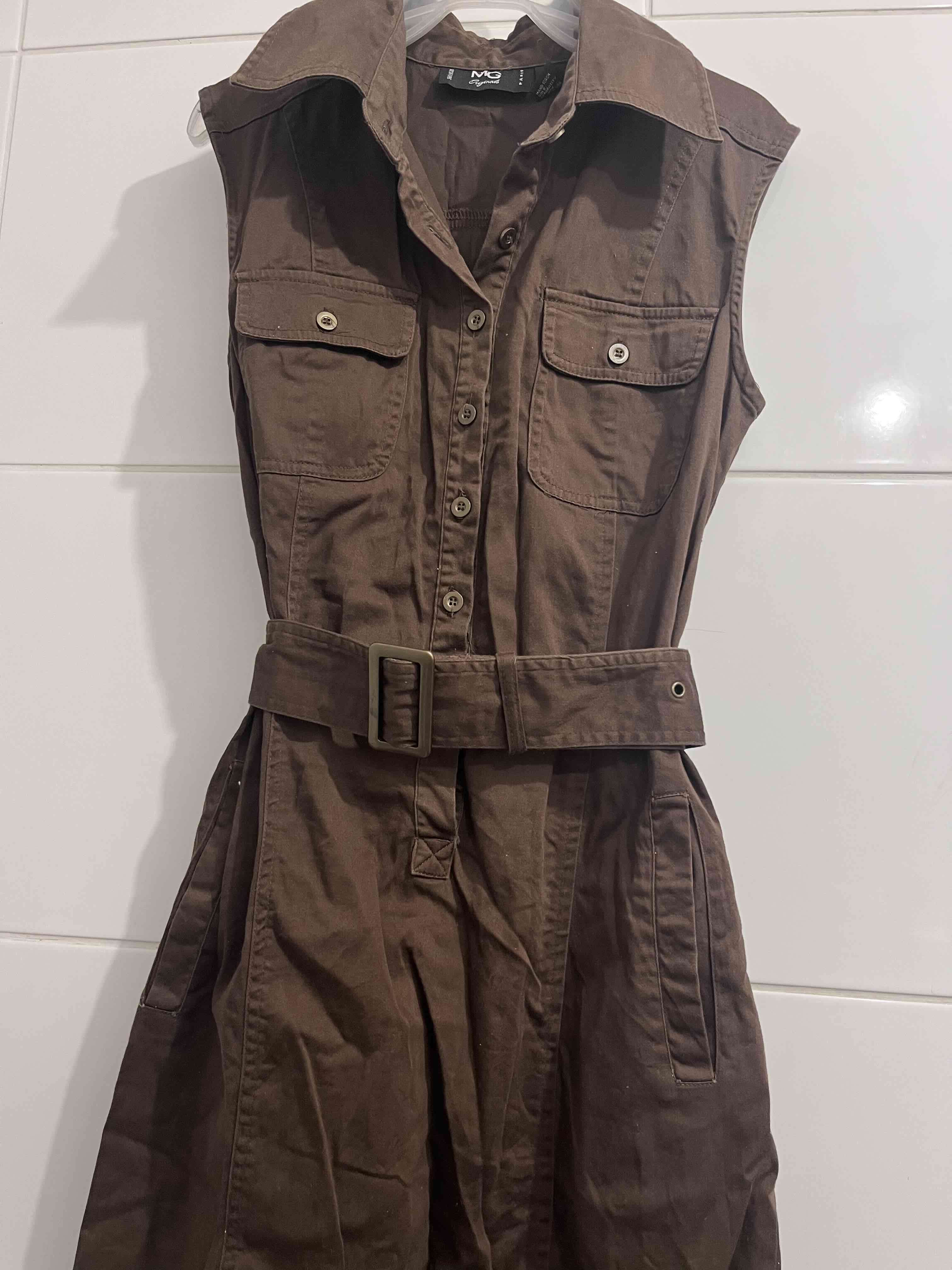 Vestido marrón con cinturón - miniatura 2