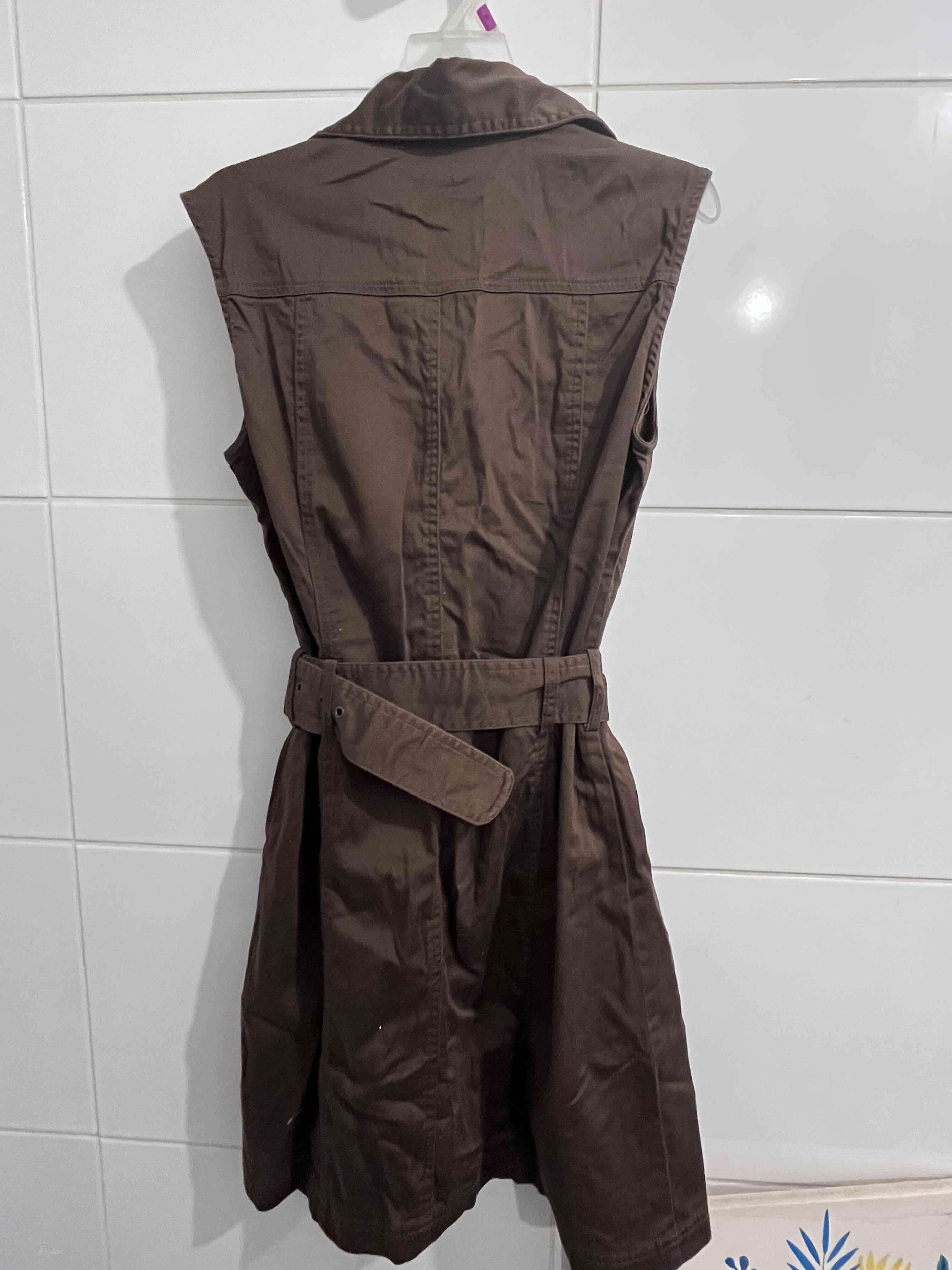 Vestido marrón con cinturón - miniatura 4
