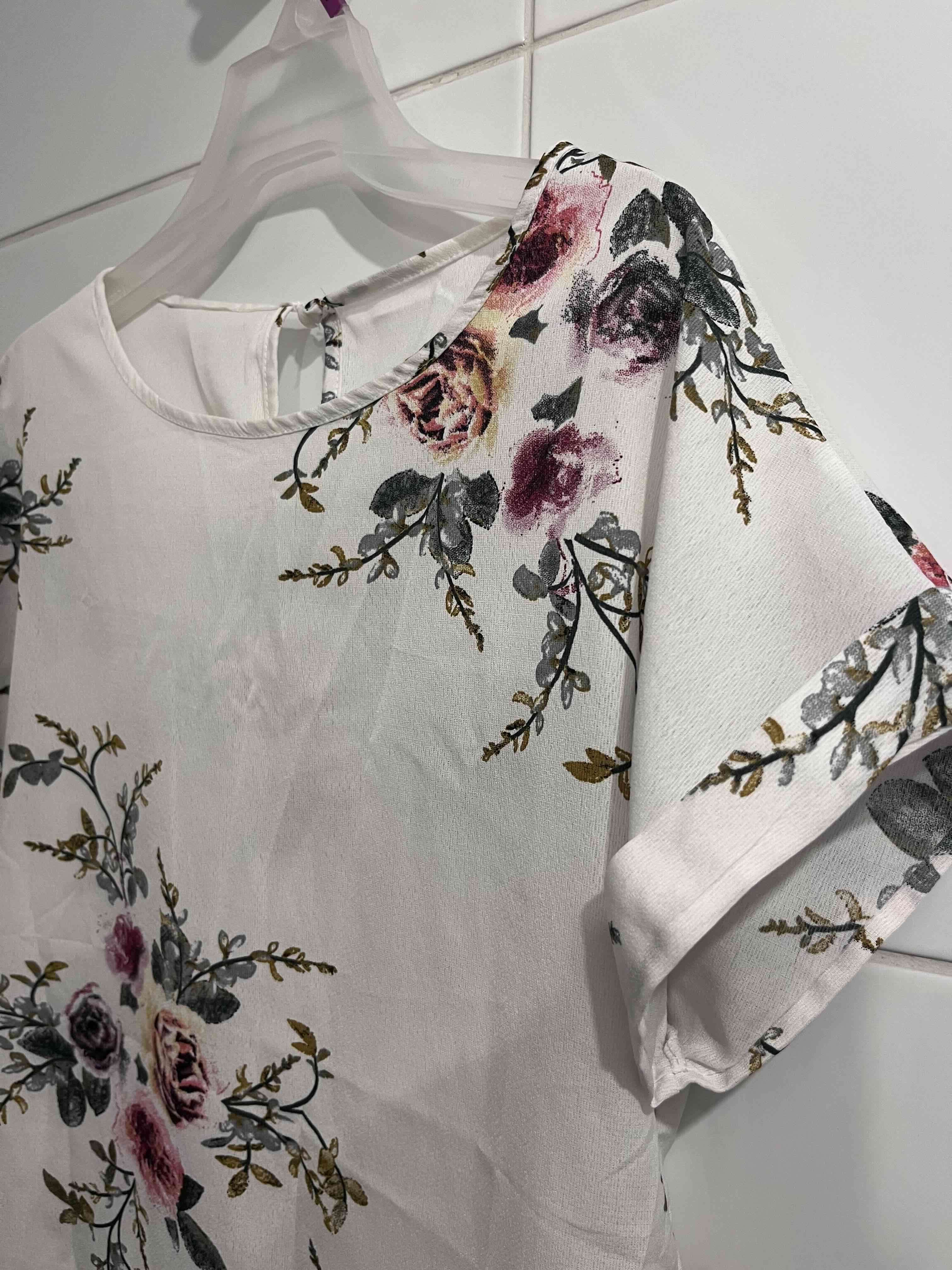 Blusa blanca floreada - miniatura 4
