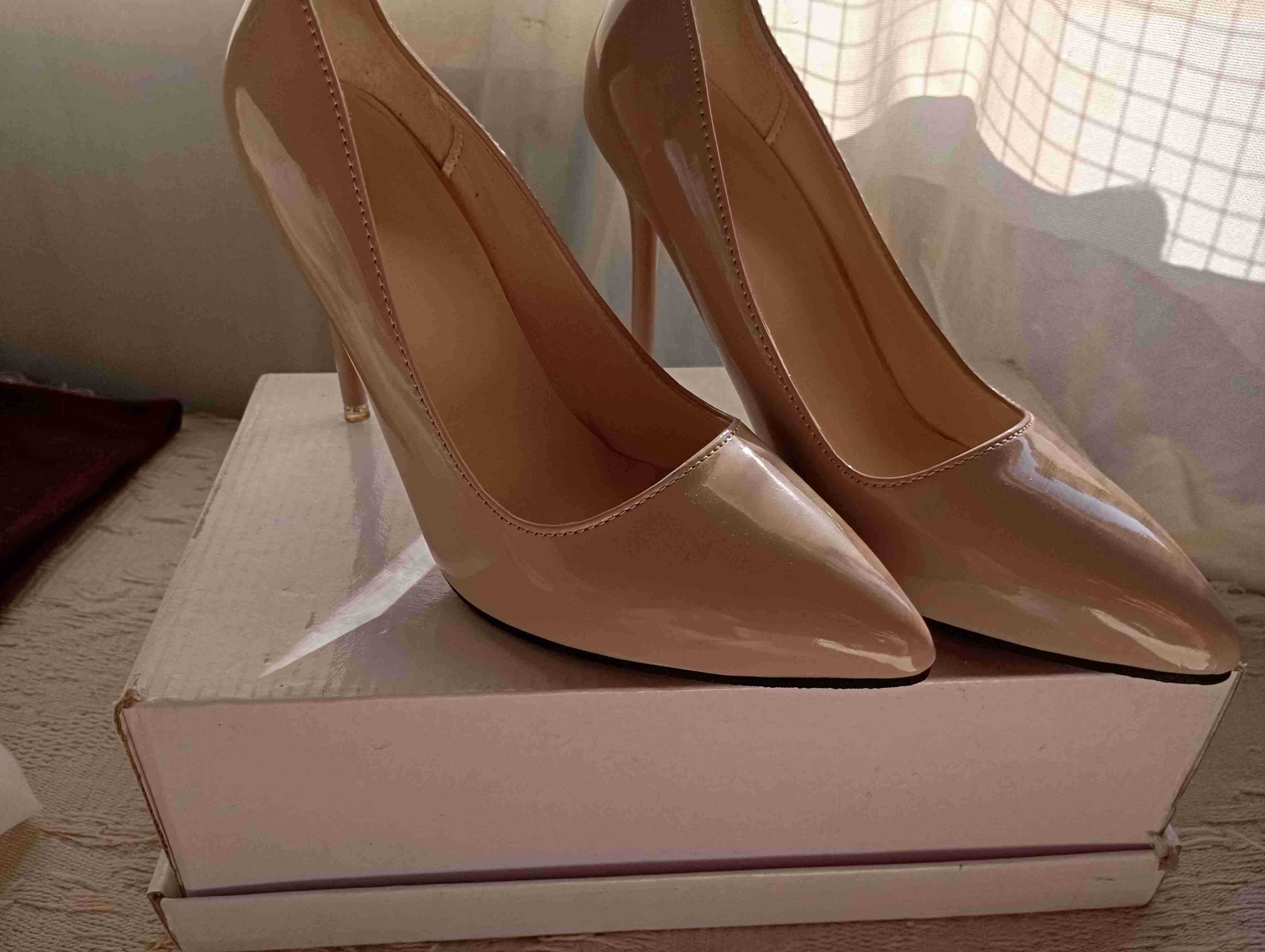 Zapatos de tacón beige brillantes - miniatura 2