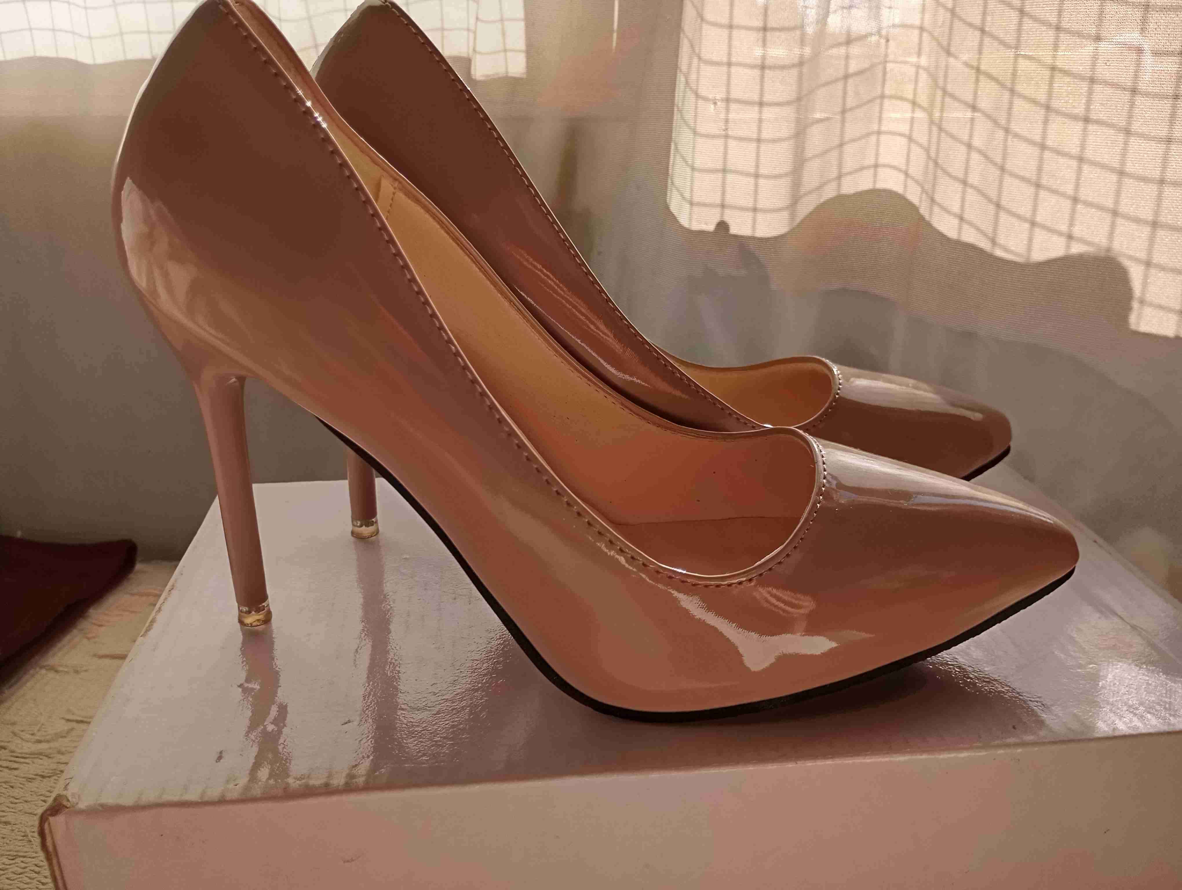 Zapatos de tacón beige brillantes - miniatura 3