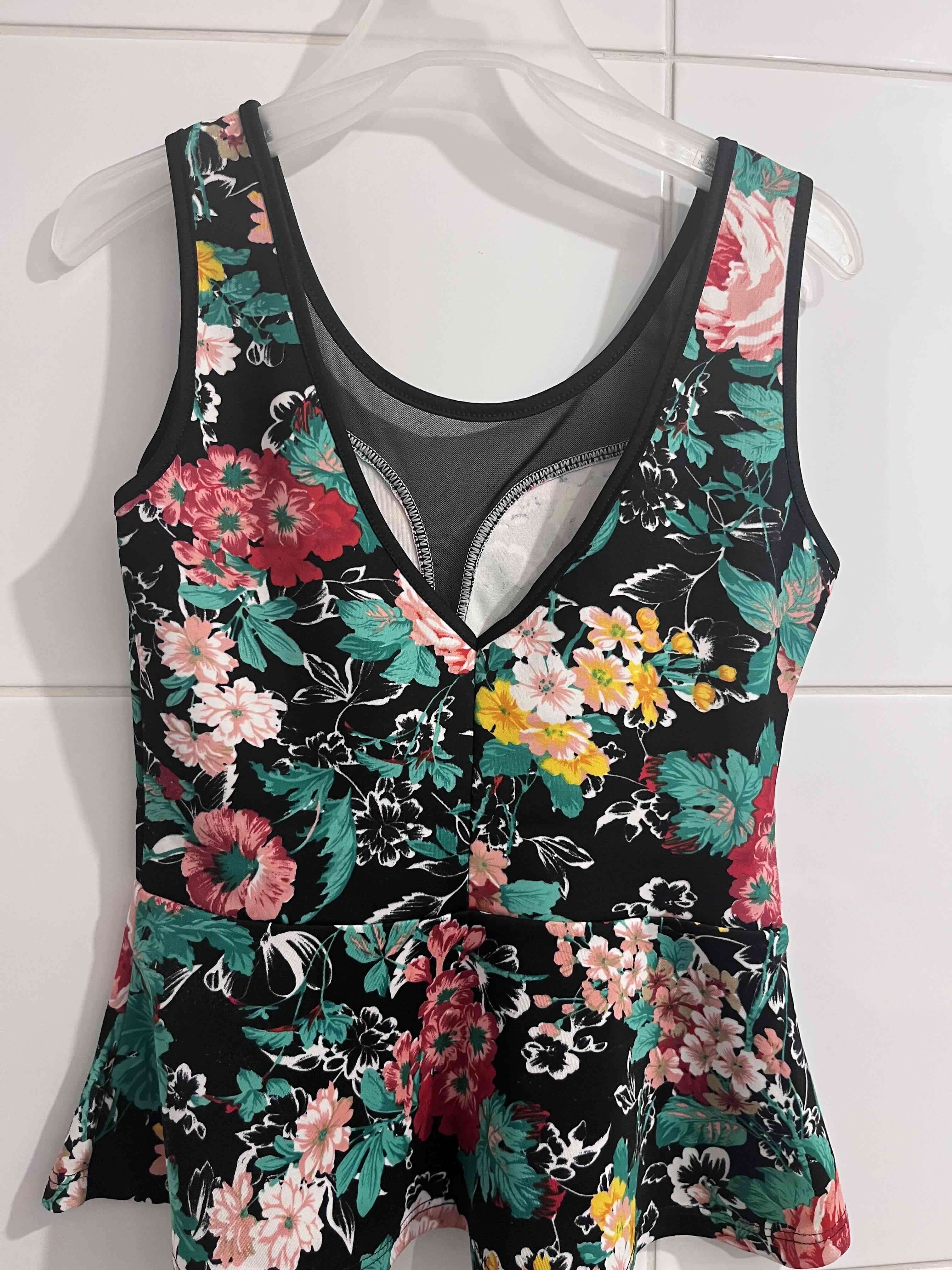 Blusa sin mangas negra floral - miniatura 3