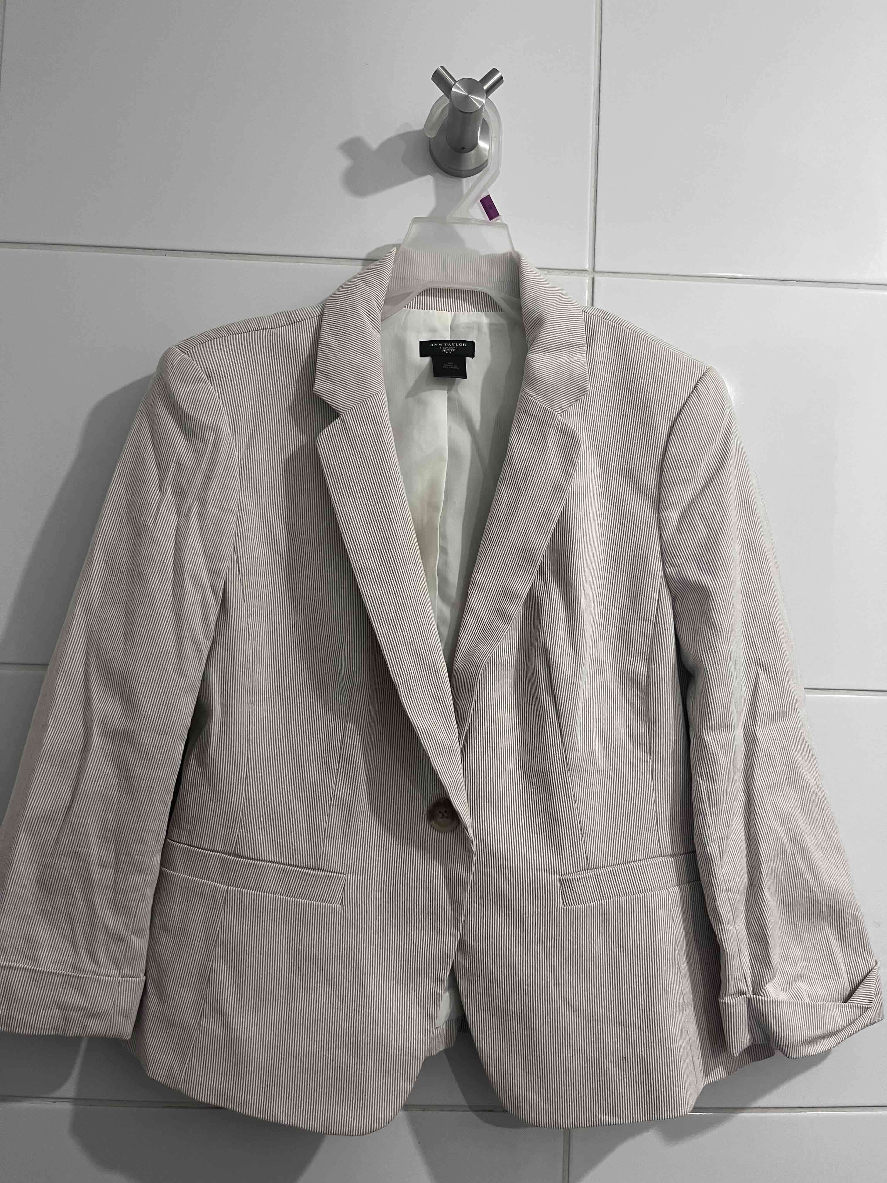 Blazer beige a rayas para mujer - miniatura 1