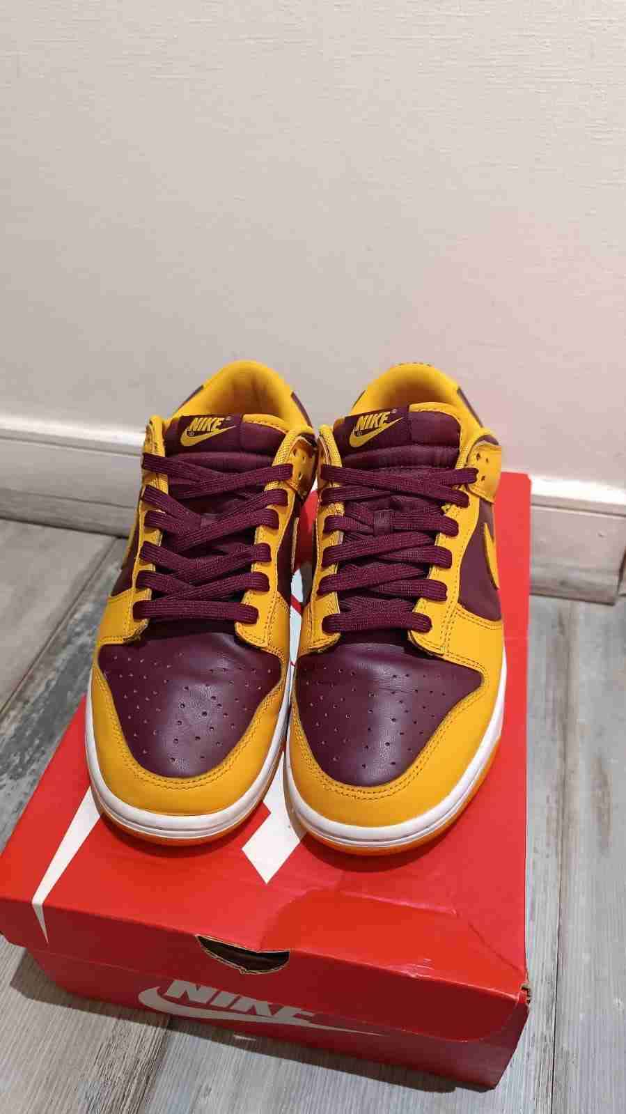 Zapatillas deportivas nike dunk amarillo y burdeos - miniatura 1