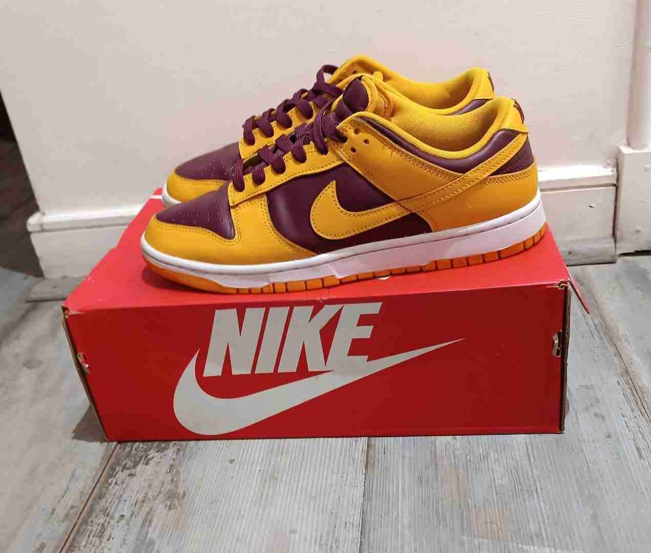 Zapatillas deportivas nike dunk amarillo y burdeos - miniatura 2