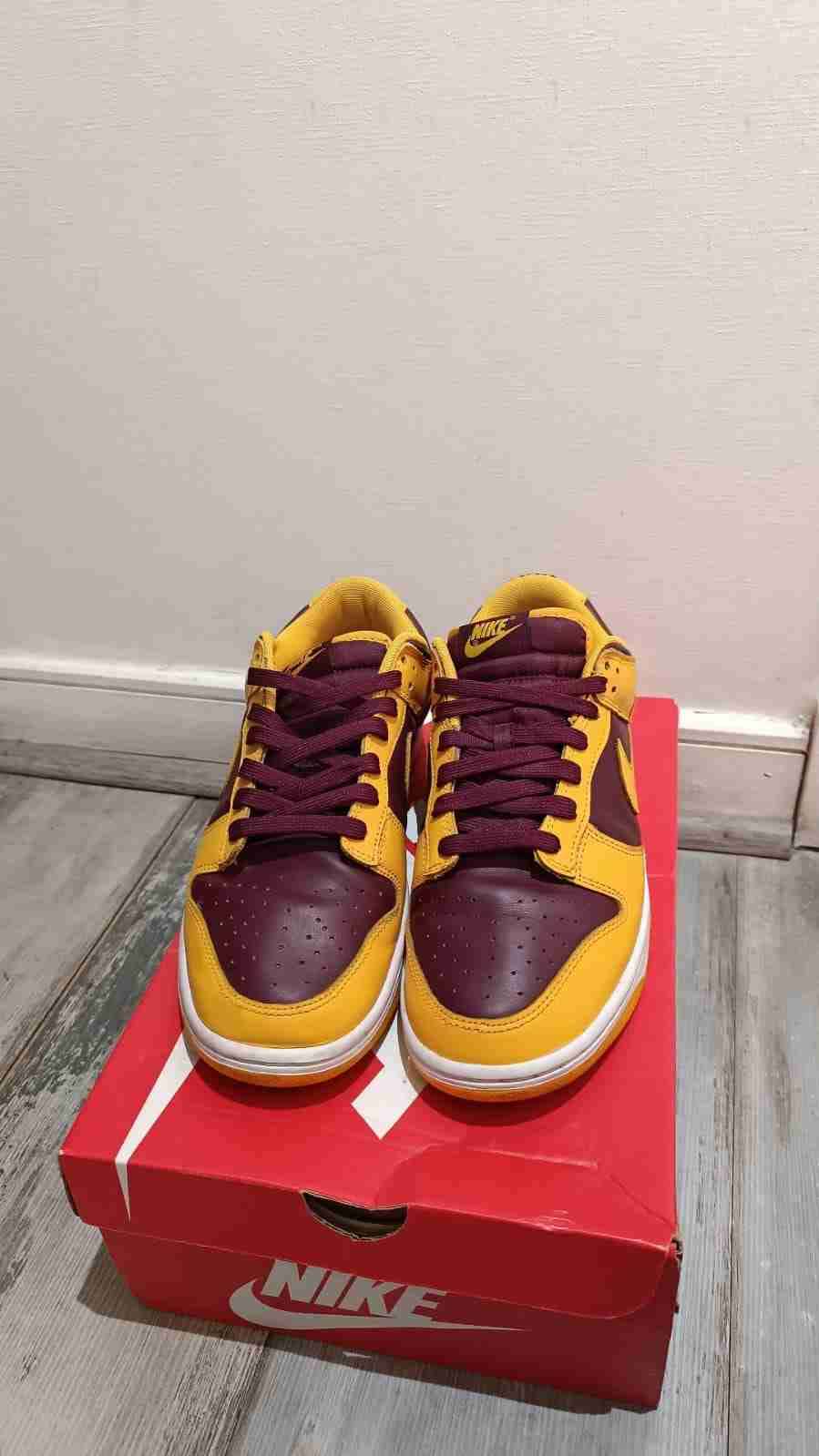 Zapatillas deportivas nike dunk amarillo y burdeos - miniatura 3