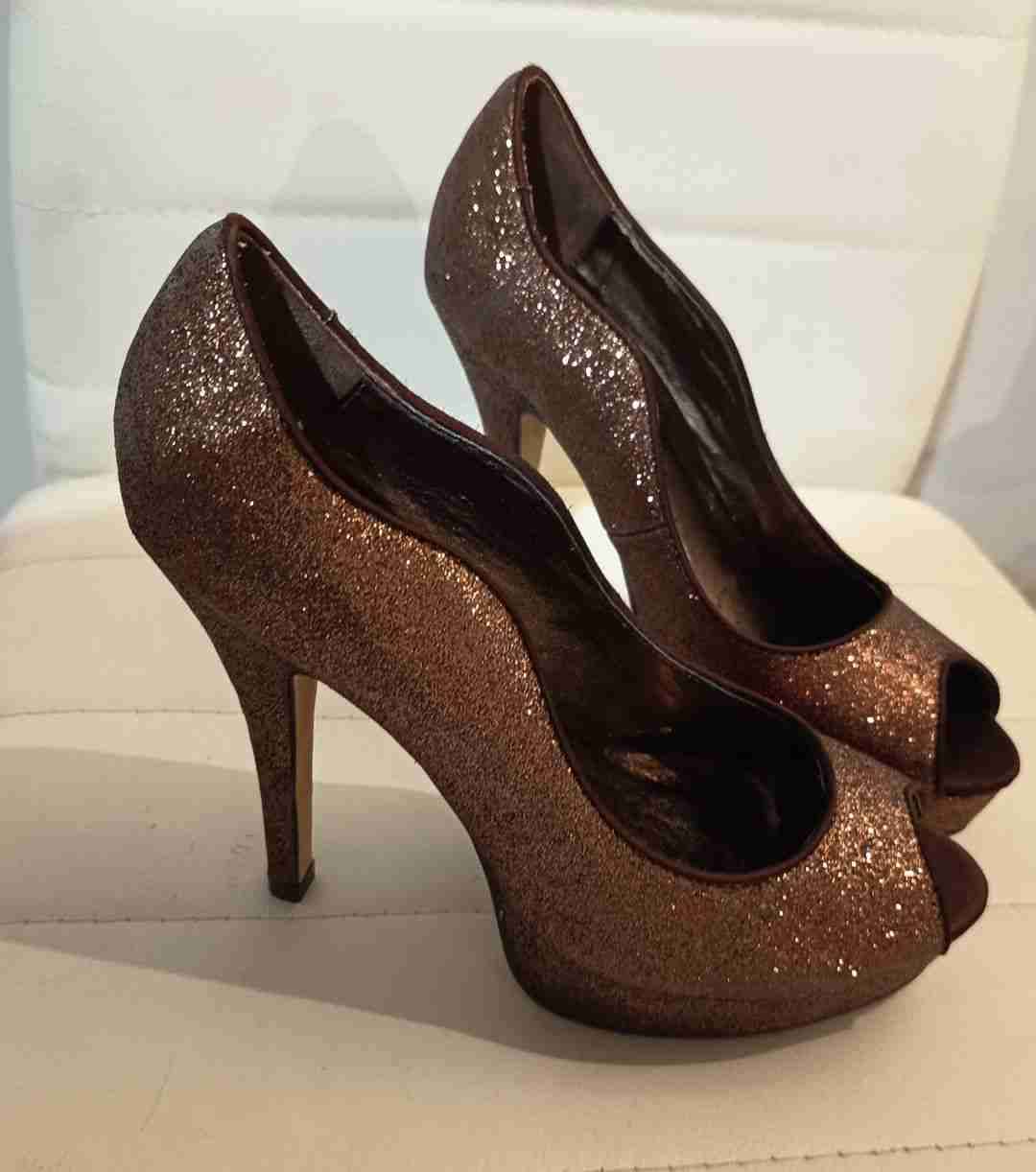 Tacones abiertos brillantes café - miniatura 1