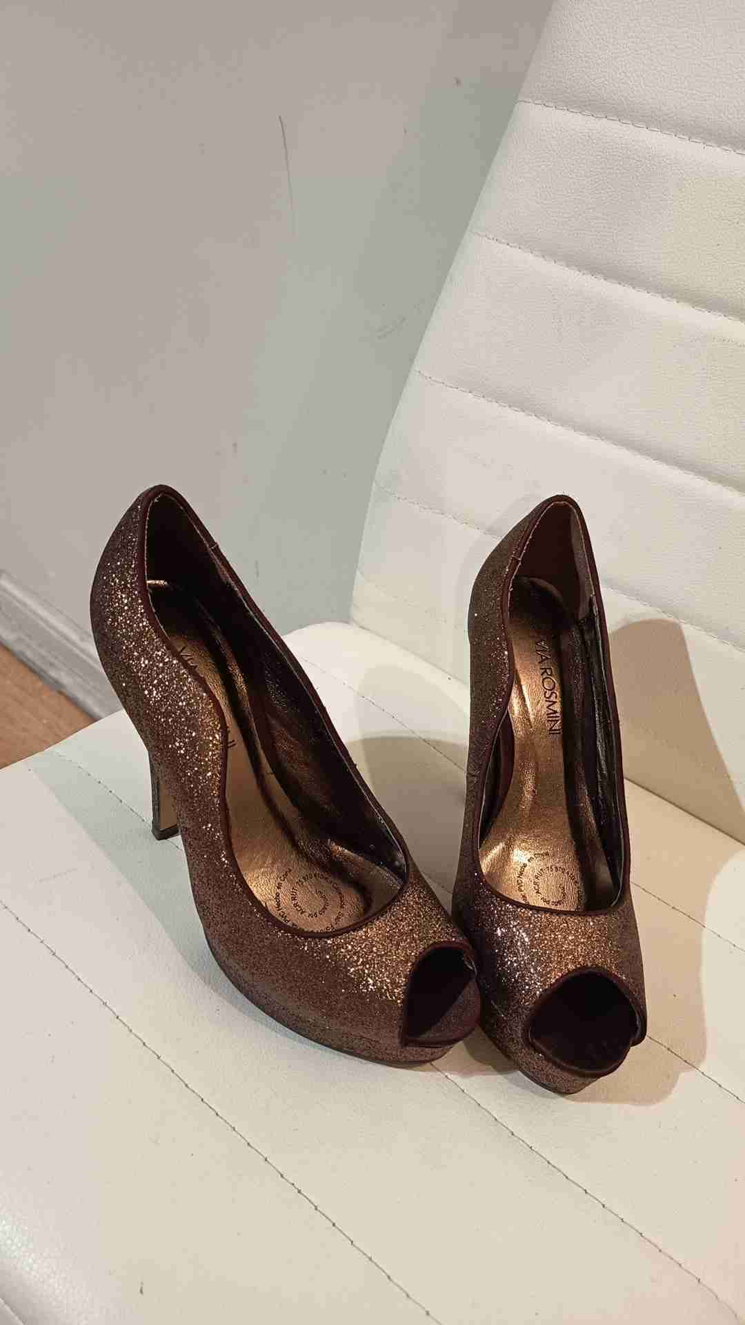 Tacones abiertos brillantes café - miniatura 3