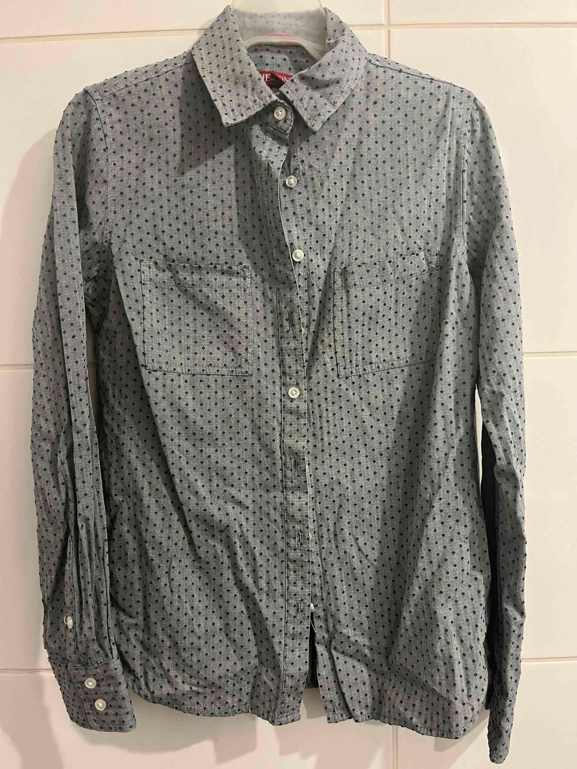 Camisa gris con diseño de puntos - miniatura 1
