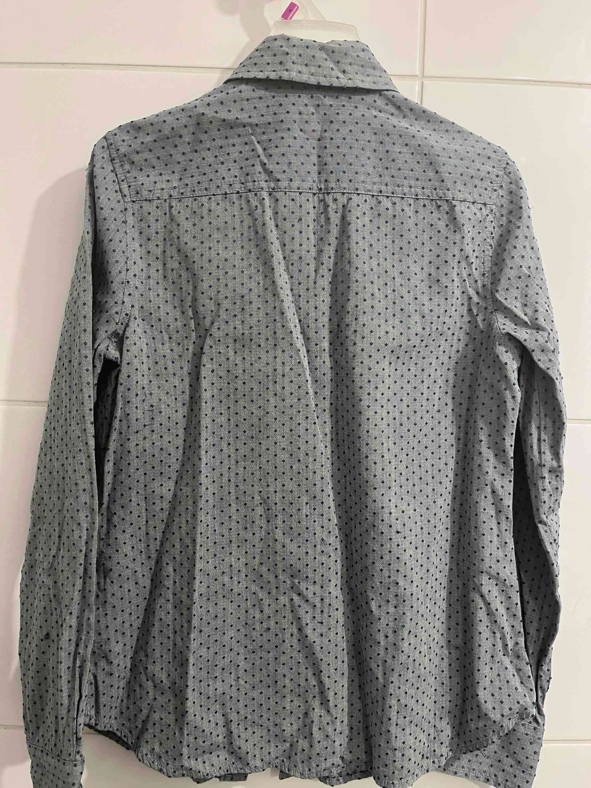 Camisa gris con diseño de puntos - miniatura 3
