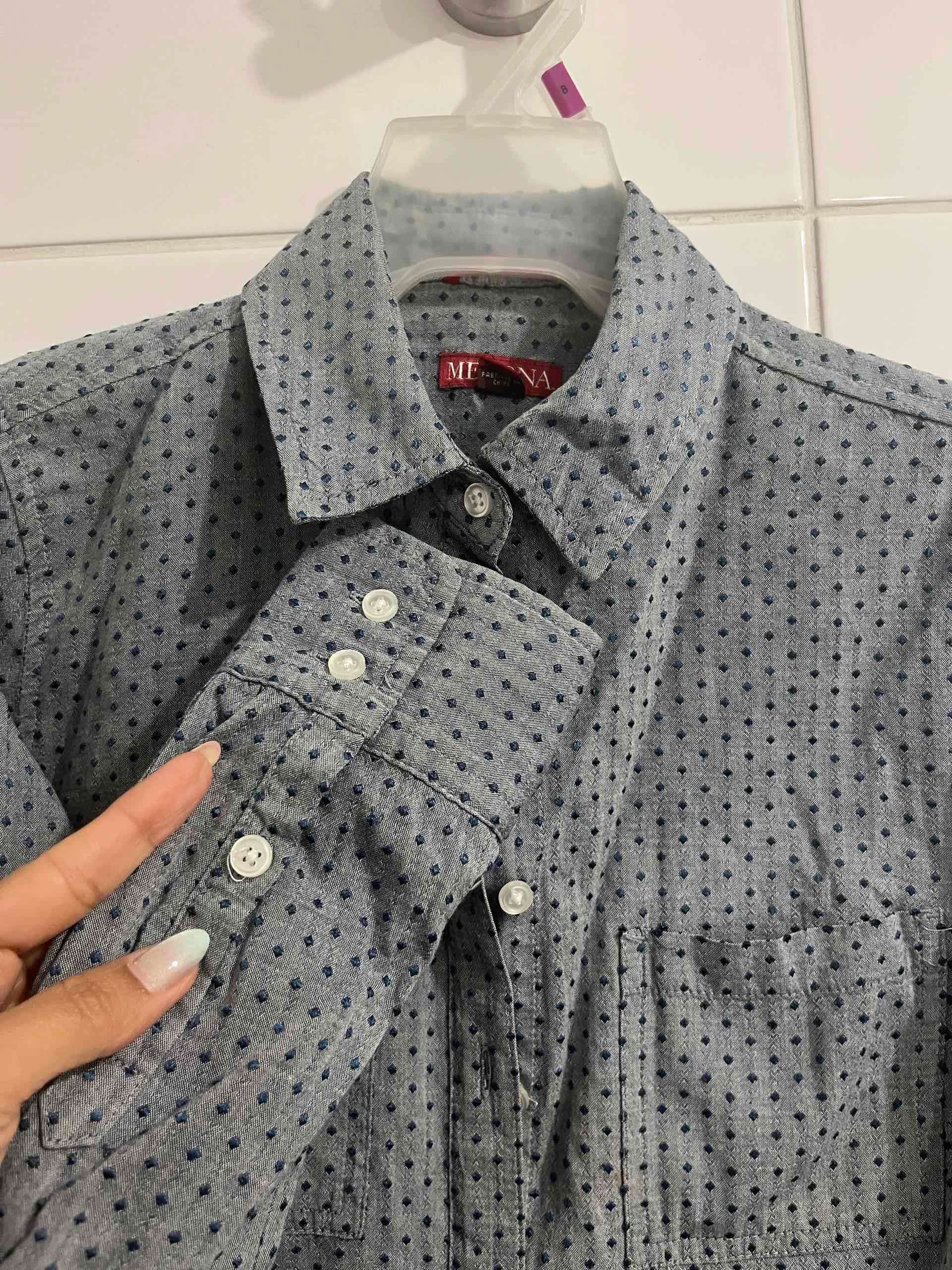 Camisa gris con diseño de puntos - miniatura 4