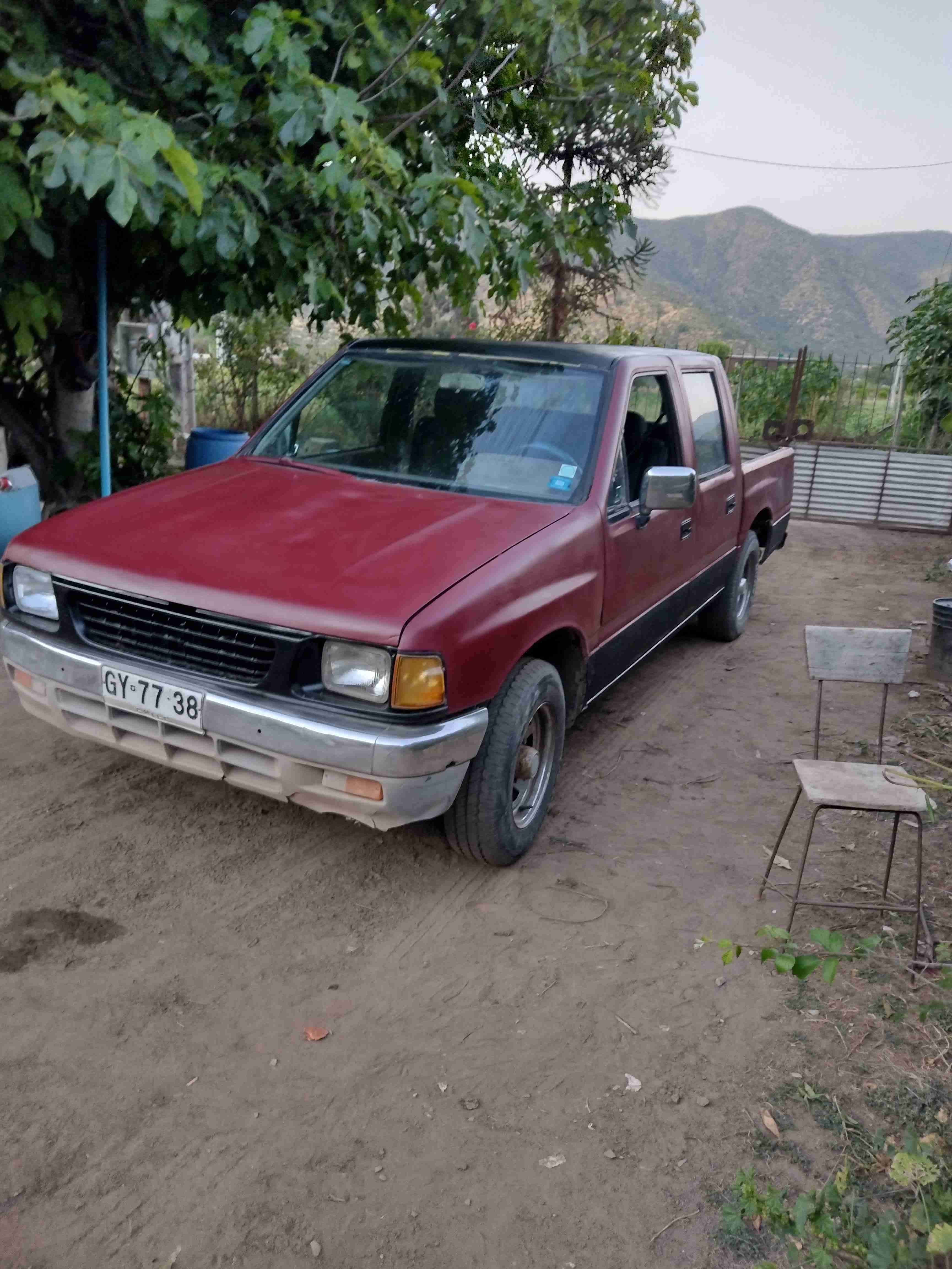 Camioneta pickup roja usada - miniatura 1