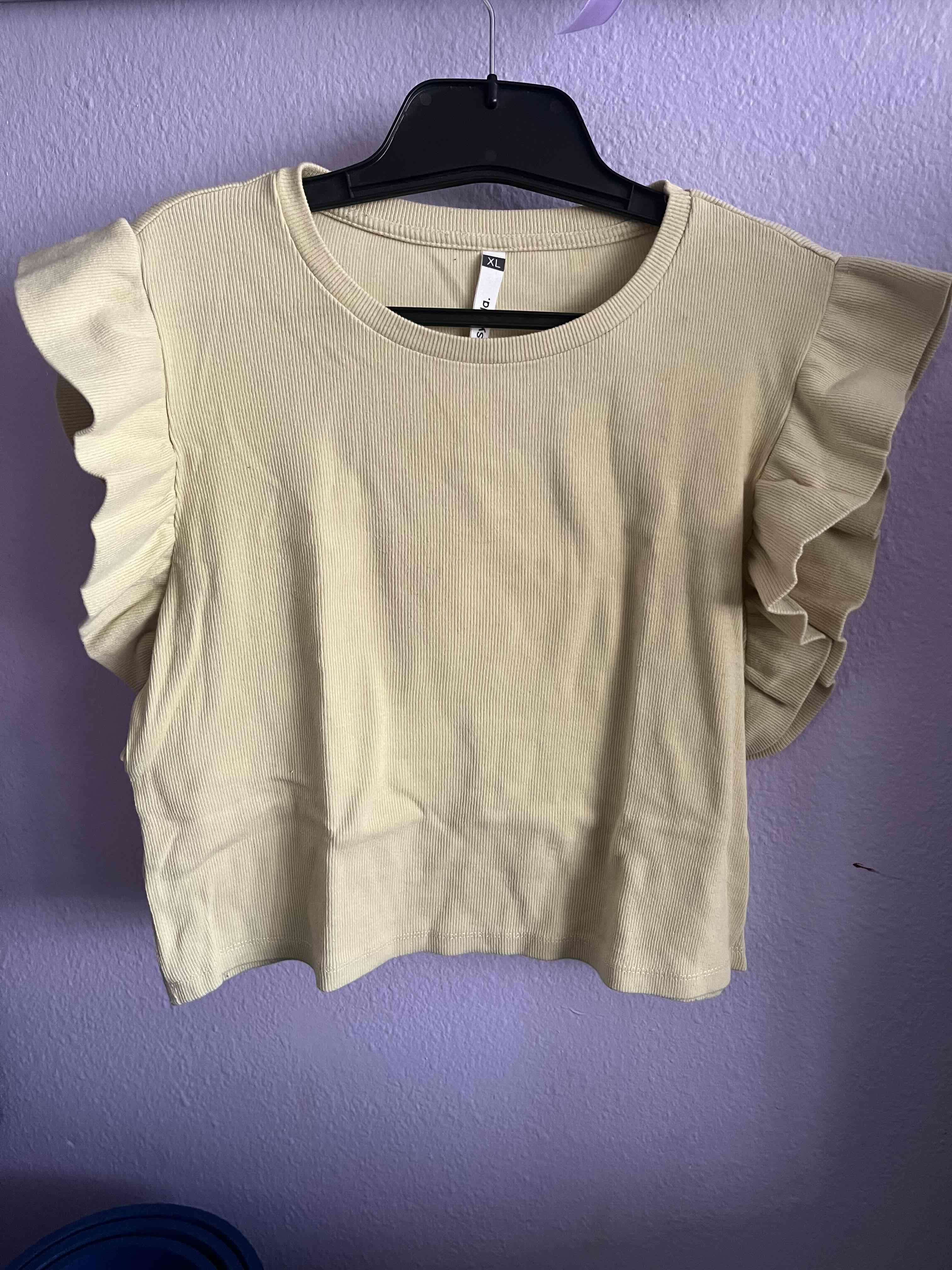 Polera verde pastel con volantes - miniatura 1