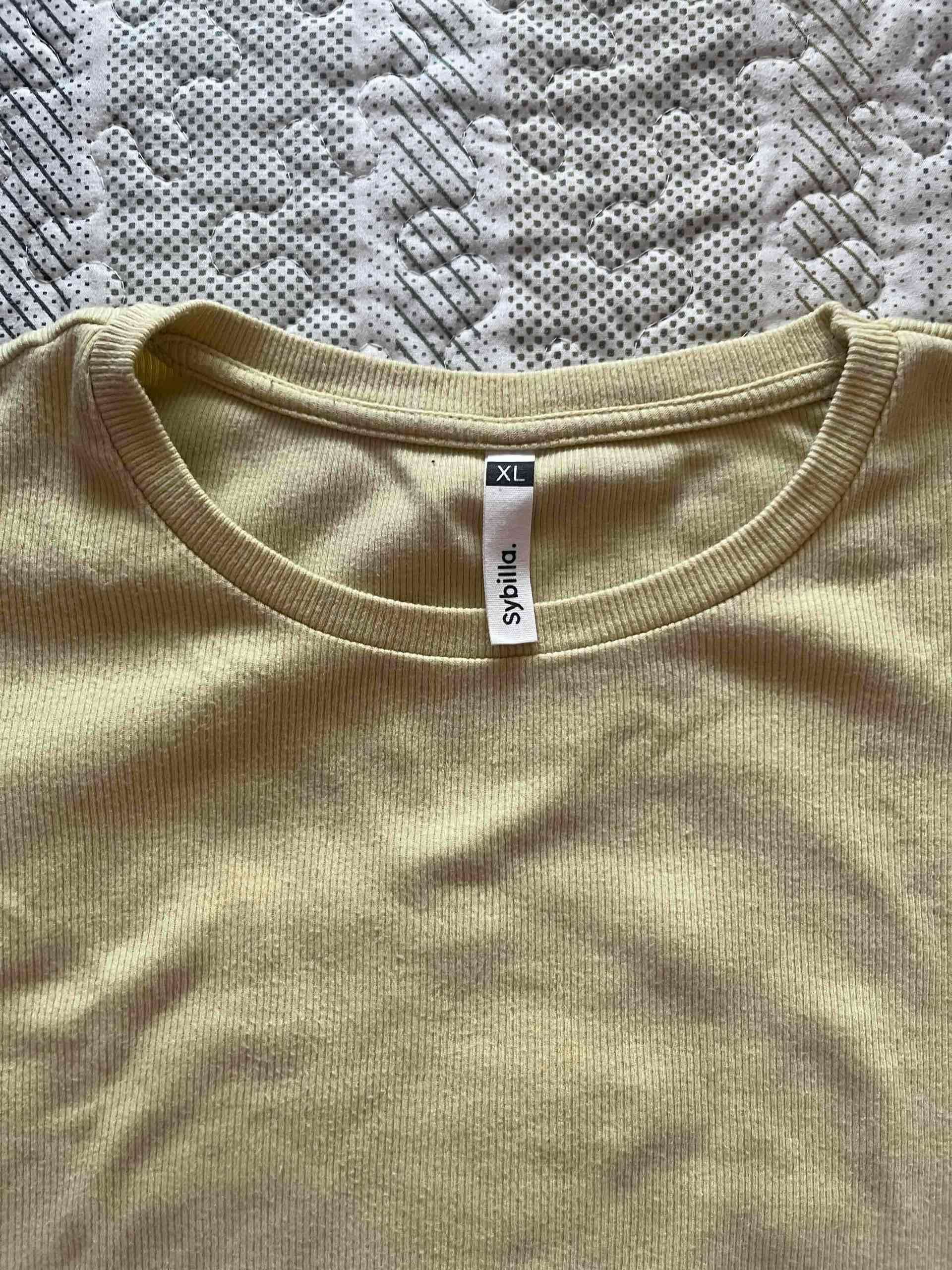 Polera verde pastel con volantes - miniatura 3