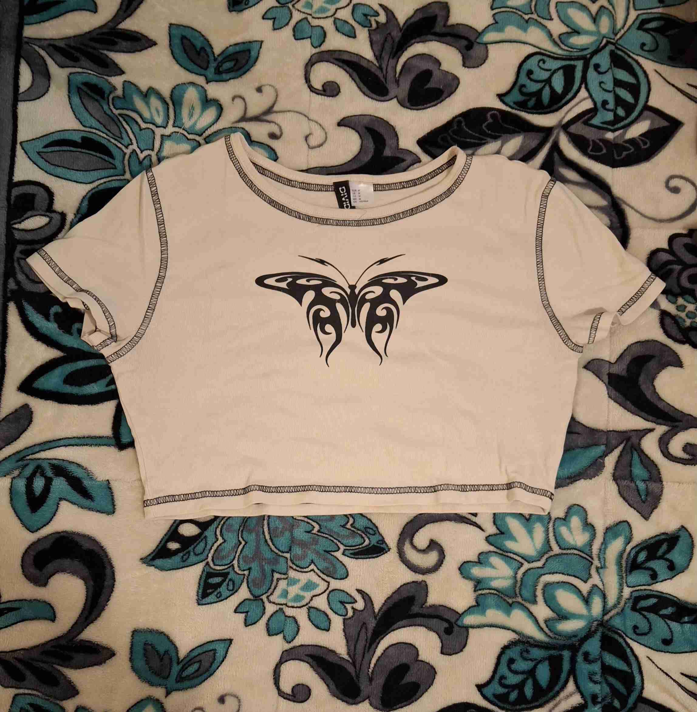 Polera crop top beige con mariposa