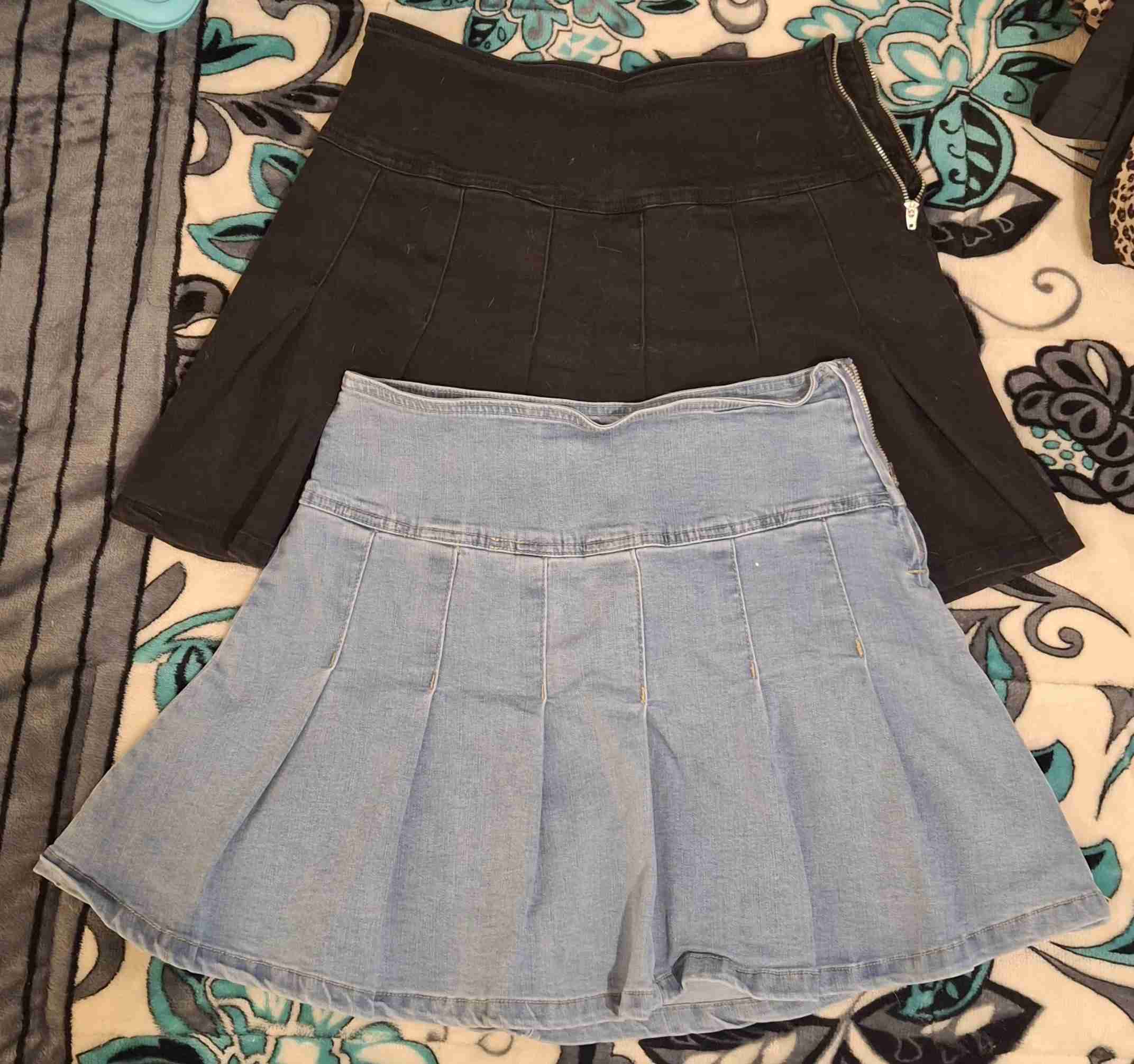 Dos Faldas cortas negras y azul denim