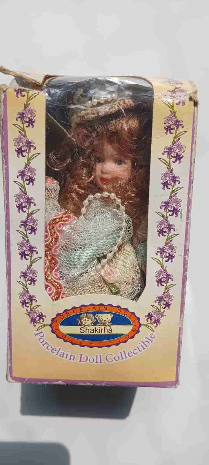 Muñeca coleccionable de porcelana - miniatura 1