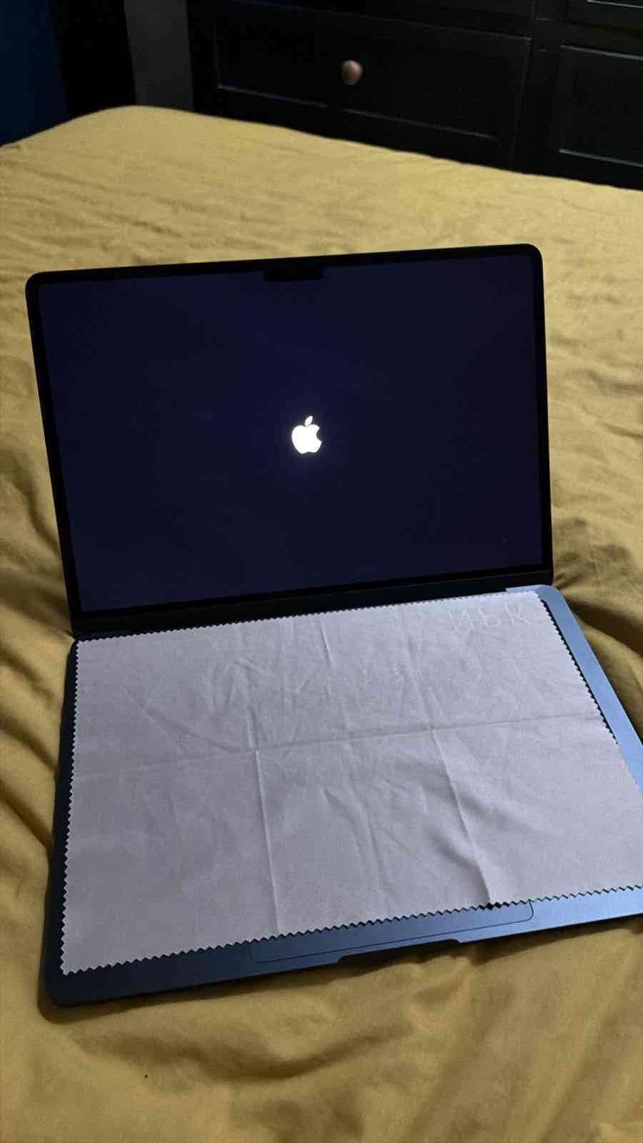 MacBook M2 gris oscuro - miniatura 2