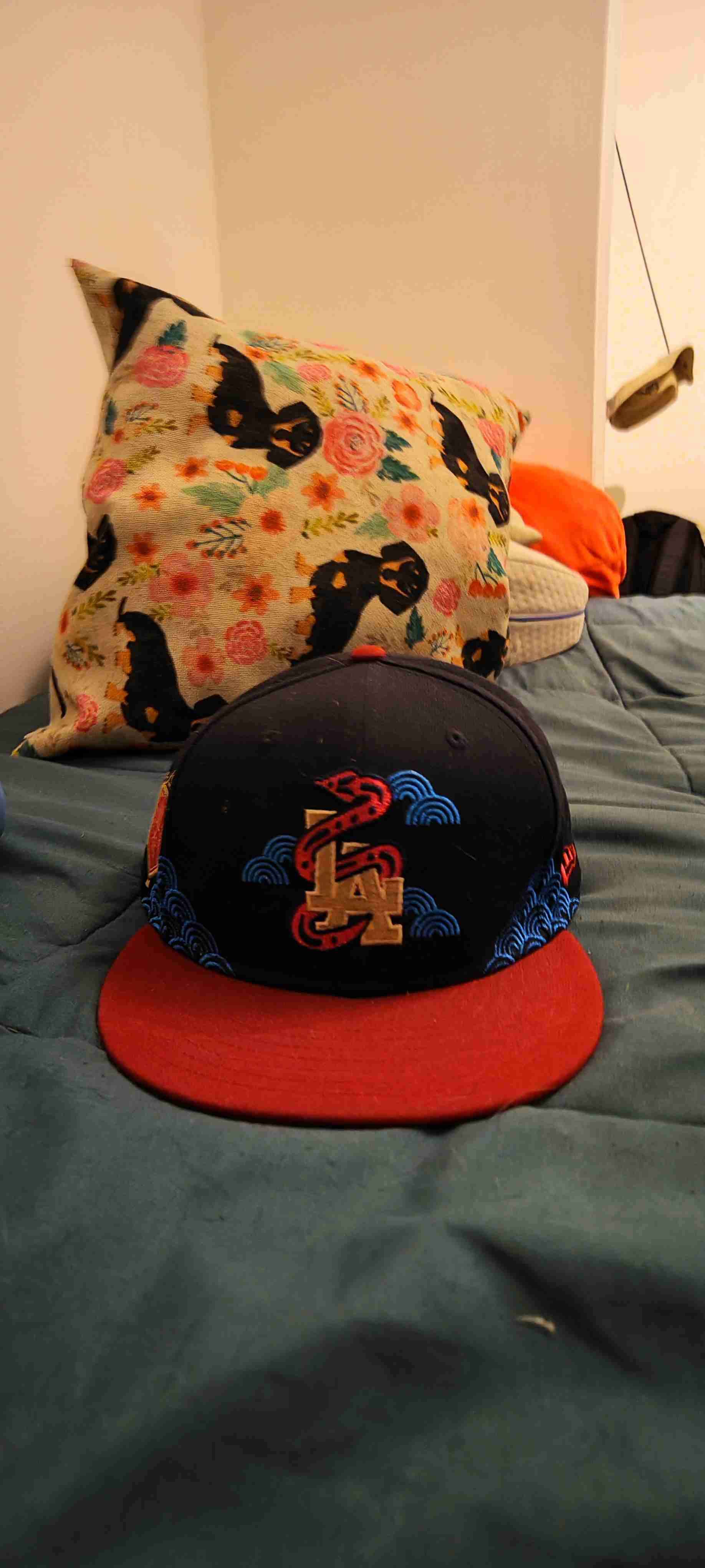 Gorra negra con diseño LA