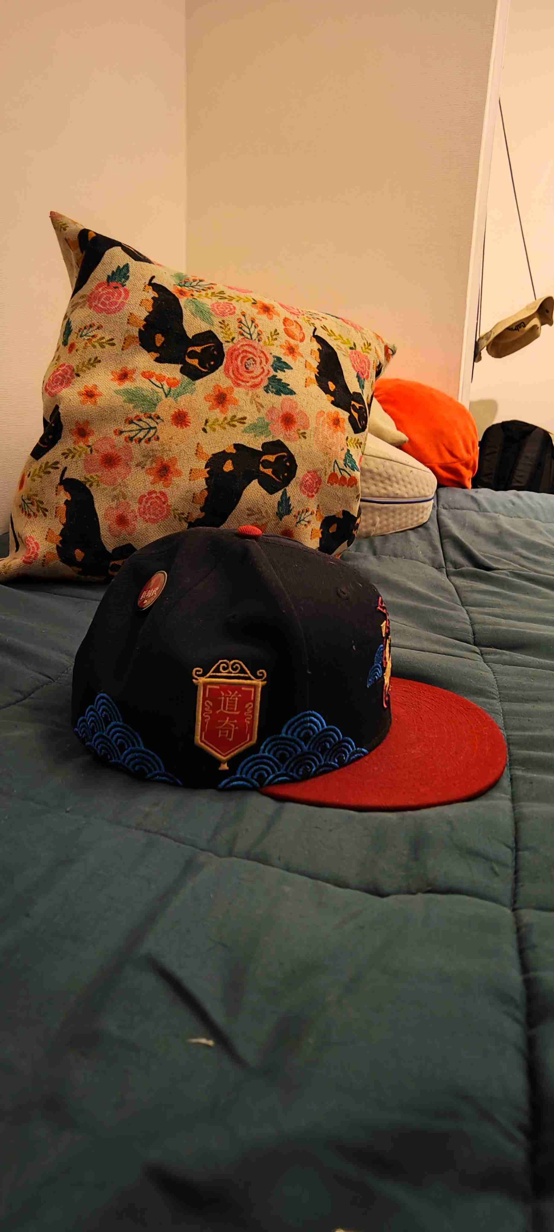 Gorra negra con diseño LA - miniatura 2