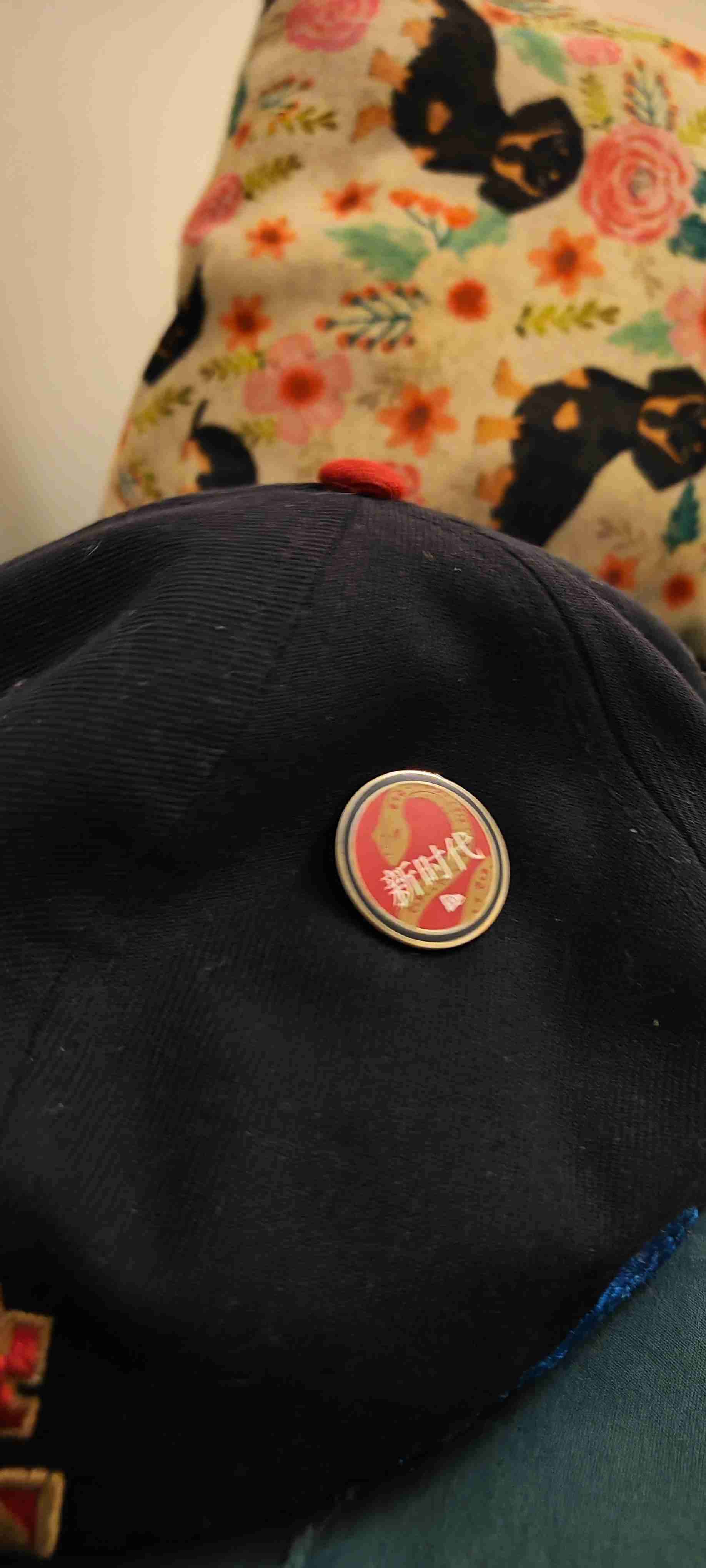 Gorra negra con diseño LA - miniatura 3