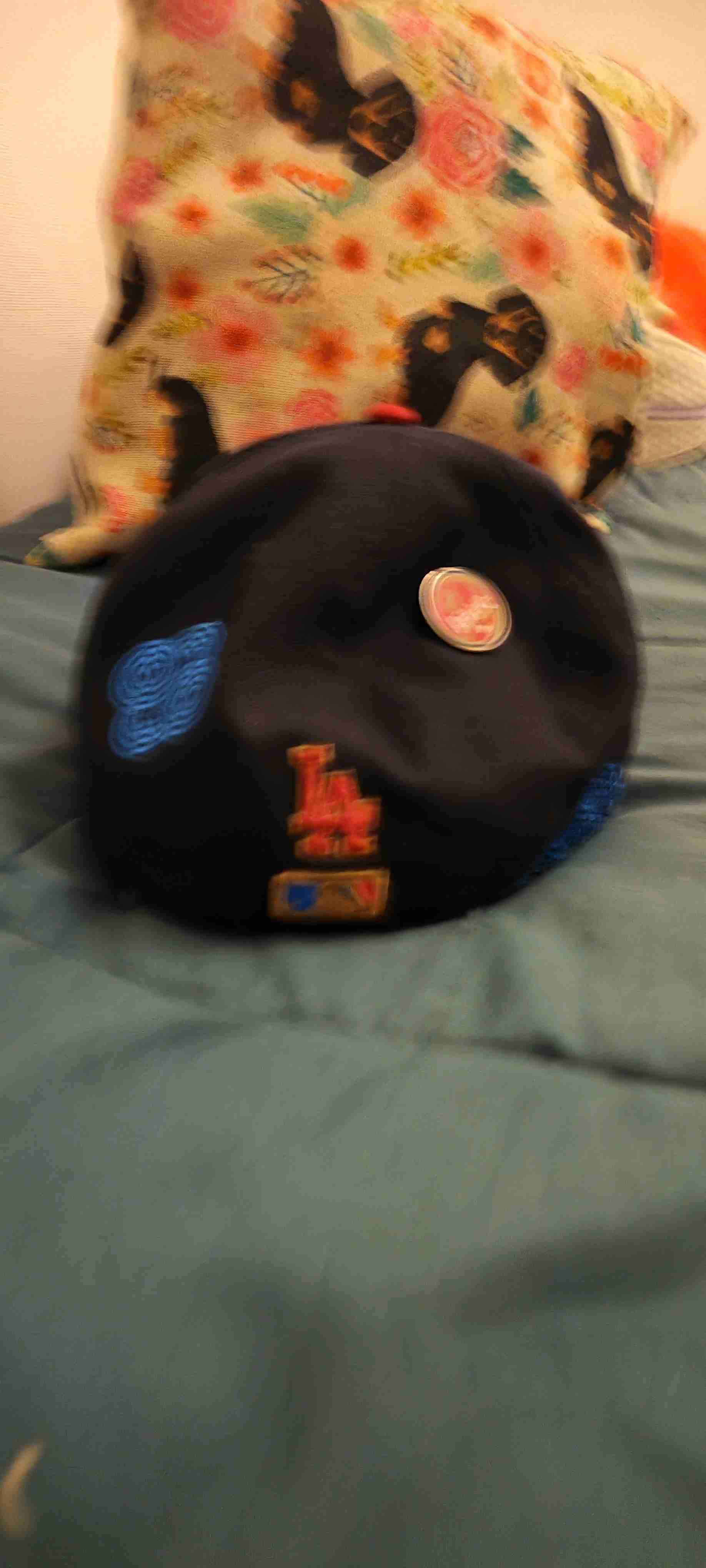 Gorra negra con diseño LA - miniatura 4