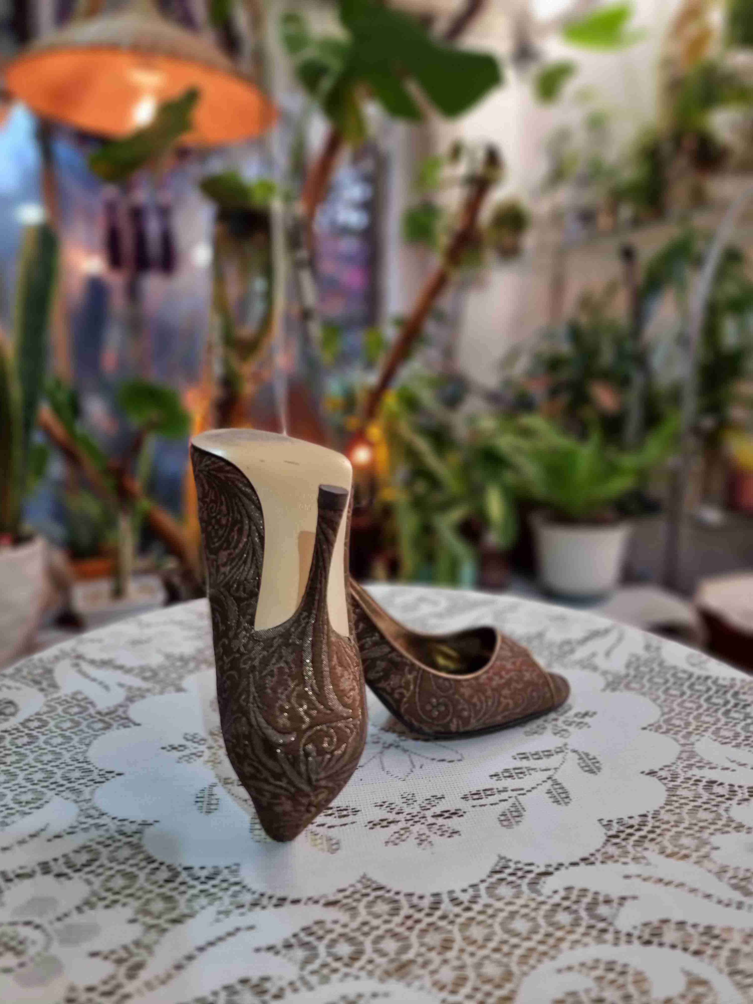 Tacones marrones con diseño floral - miniatura 2