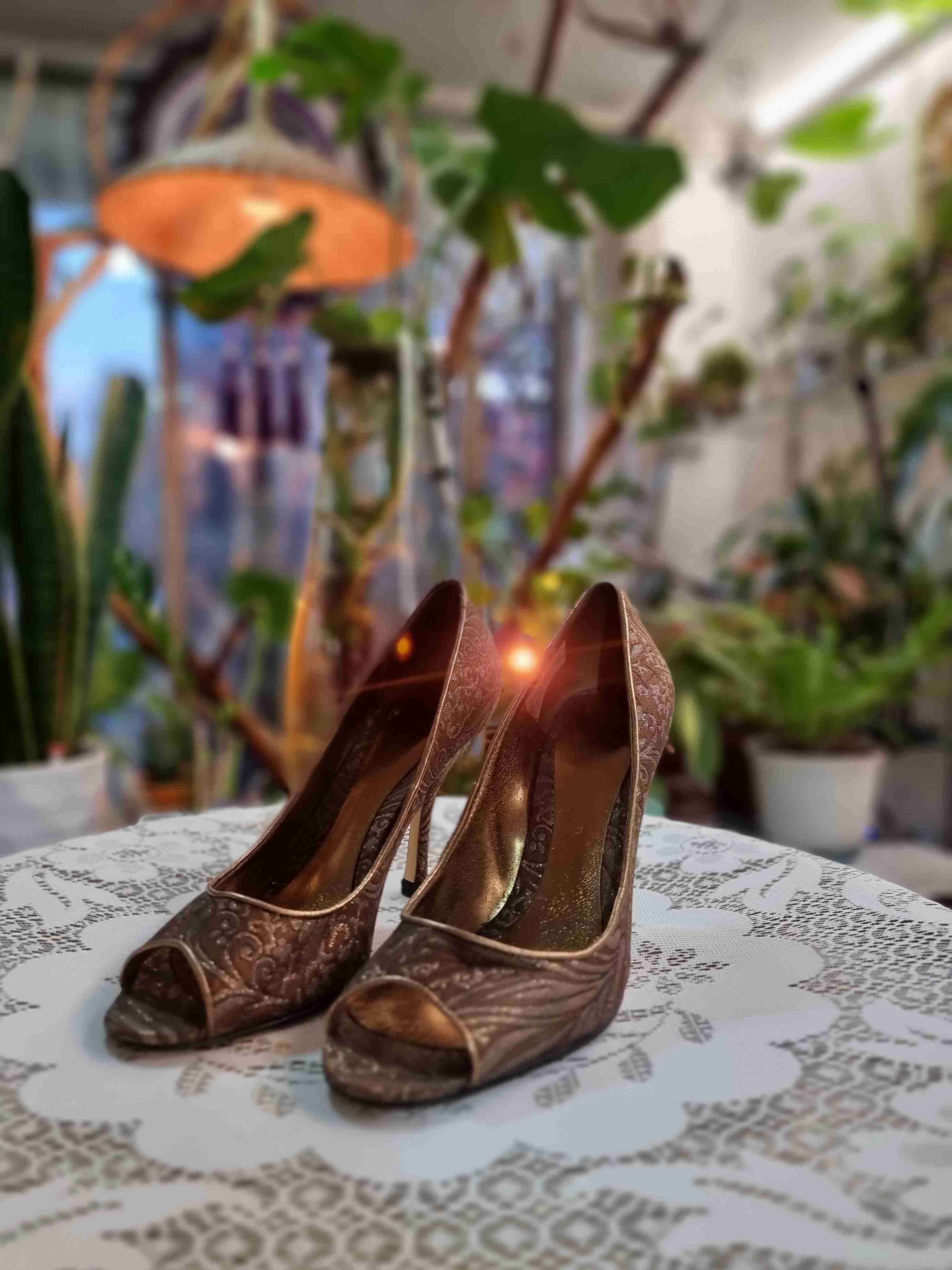 Tacones marrones con diseño floral - miniatura 3