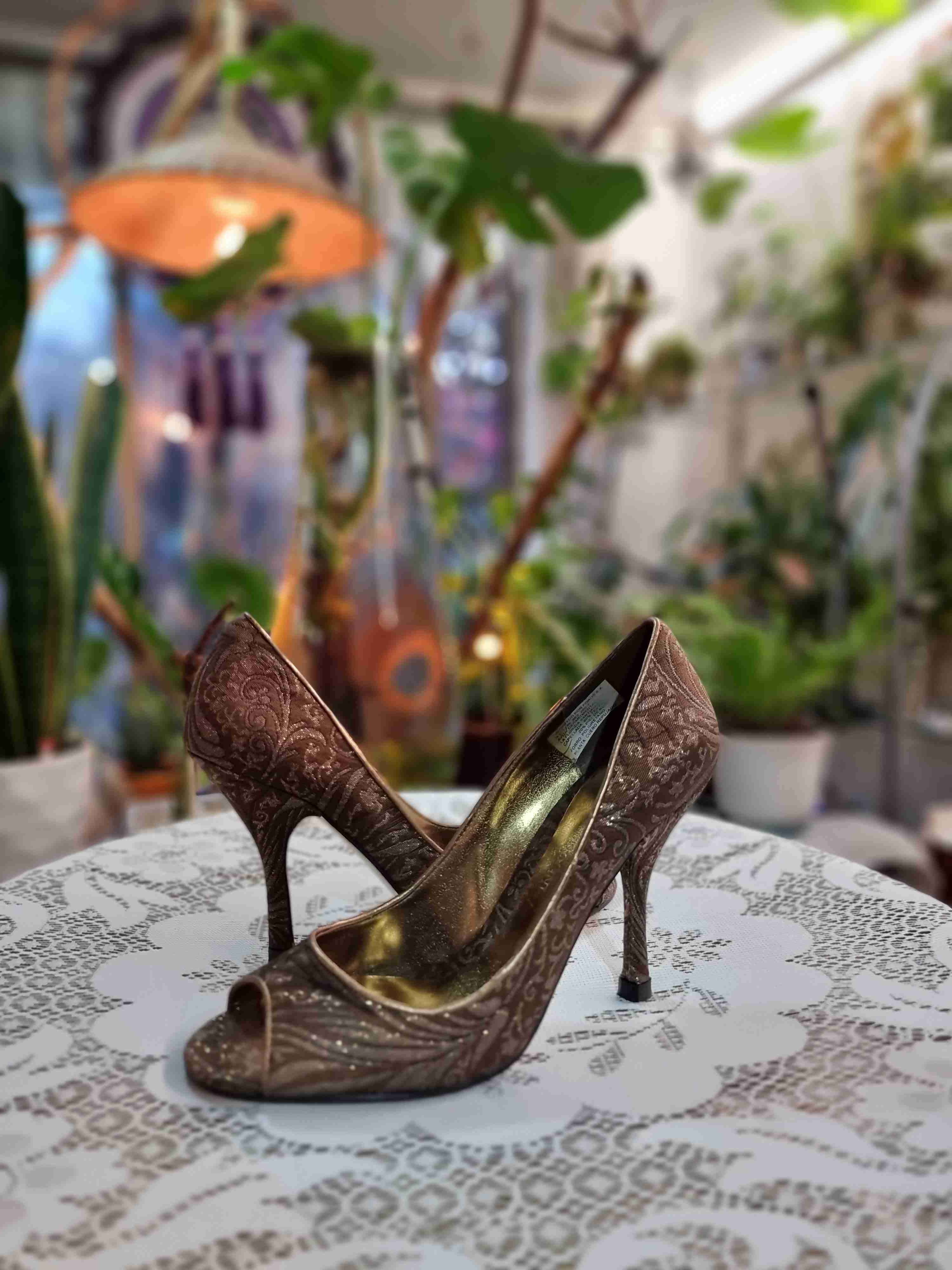 Tacones marrones con diseño floral - miniatura 4