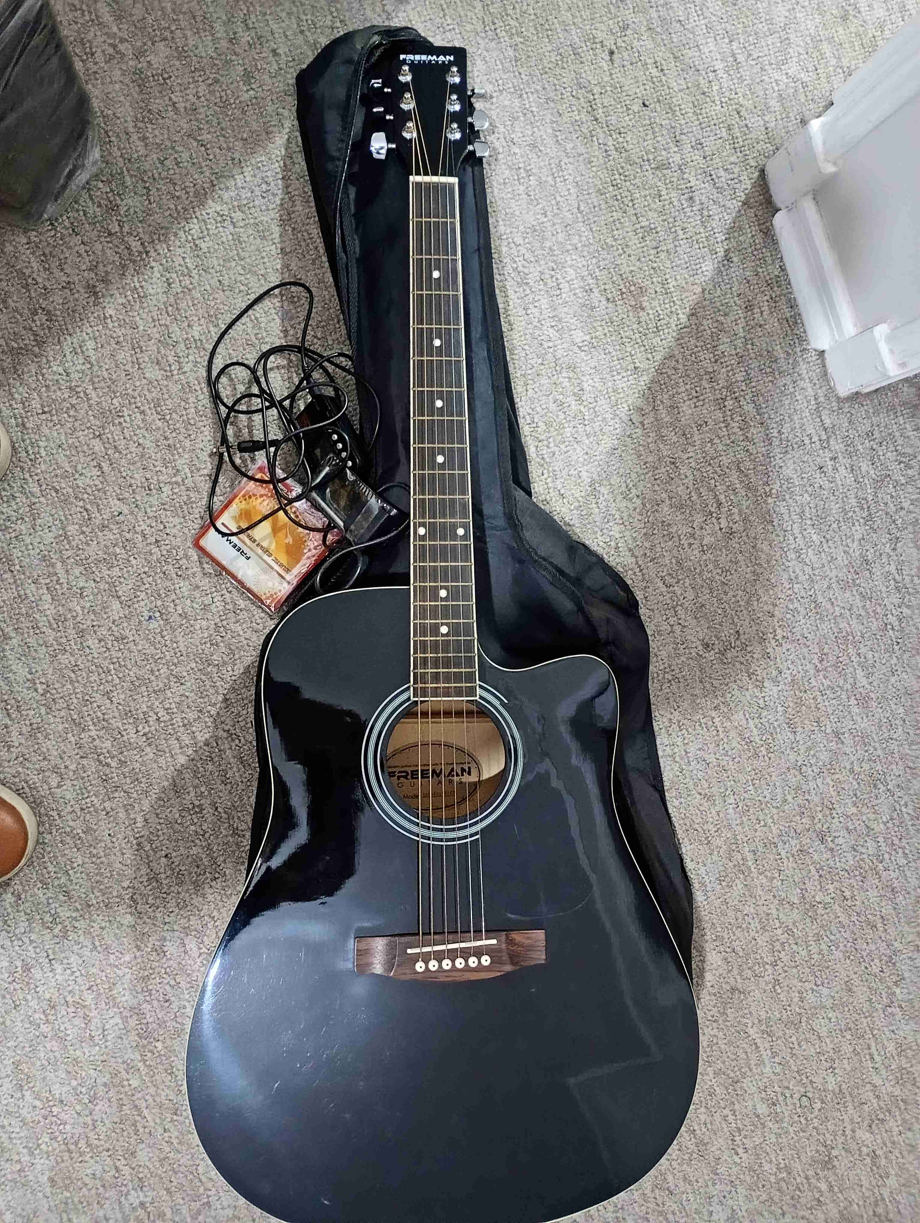 Guitarra acústica Freeman con estuche - miniatura 3
