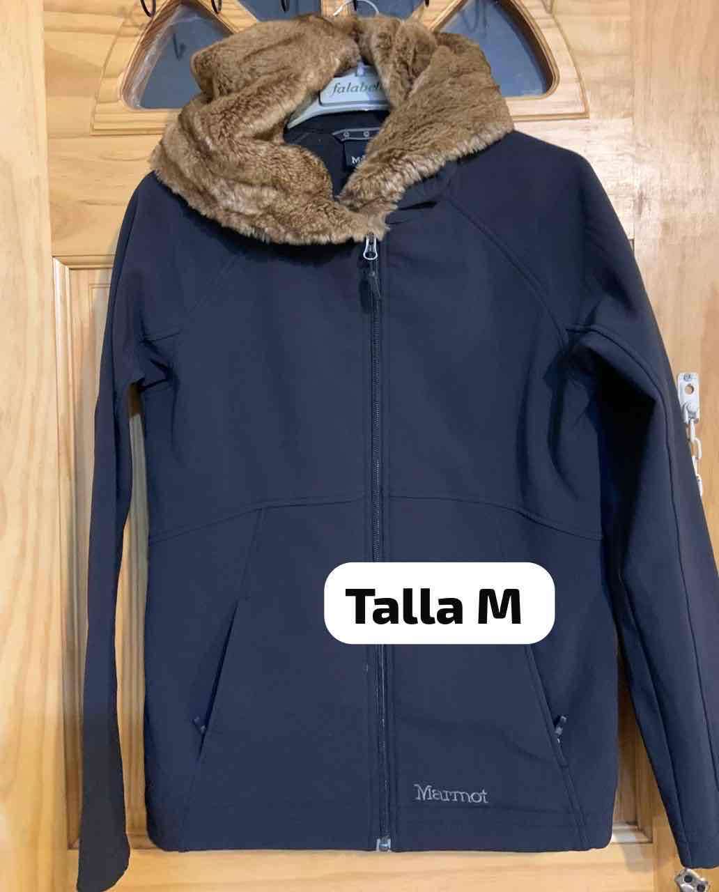 Chaqueta negra con capucha de piel