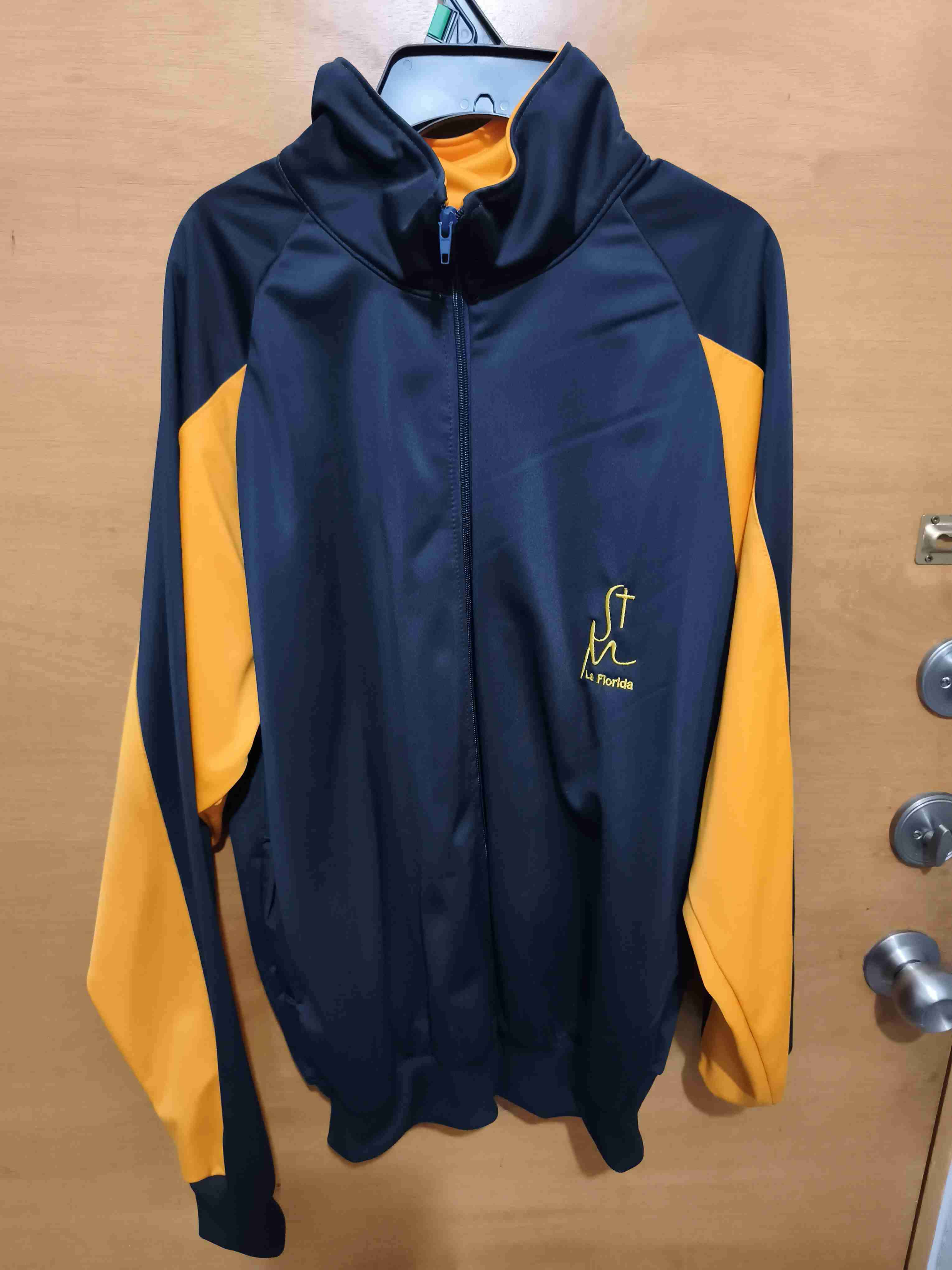 Chaqueta deportiva negra y amarilla colegio santa