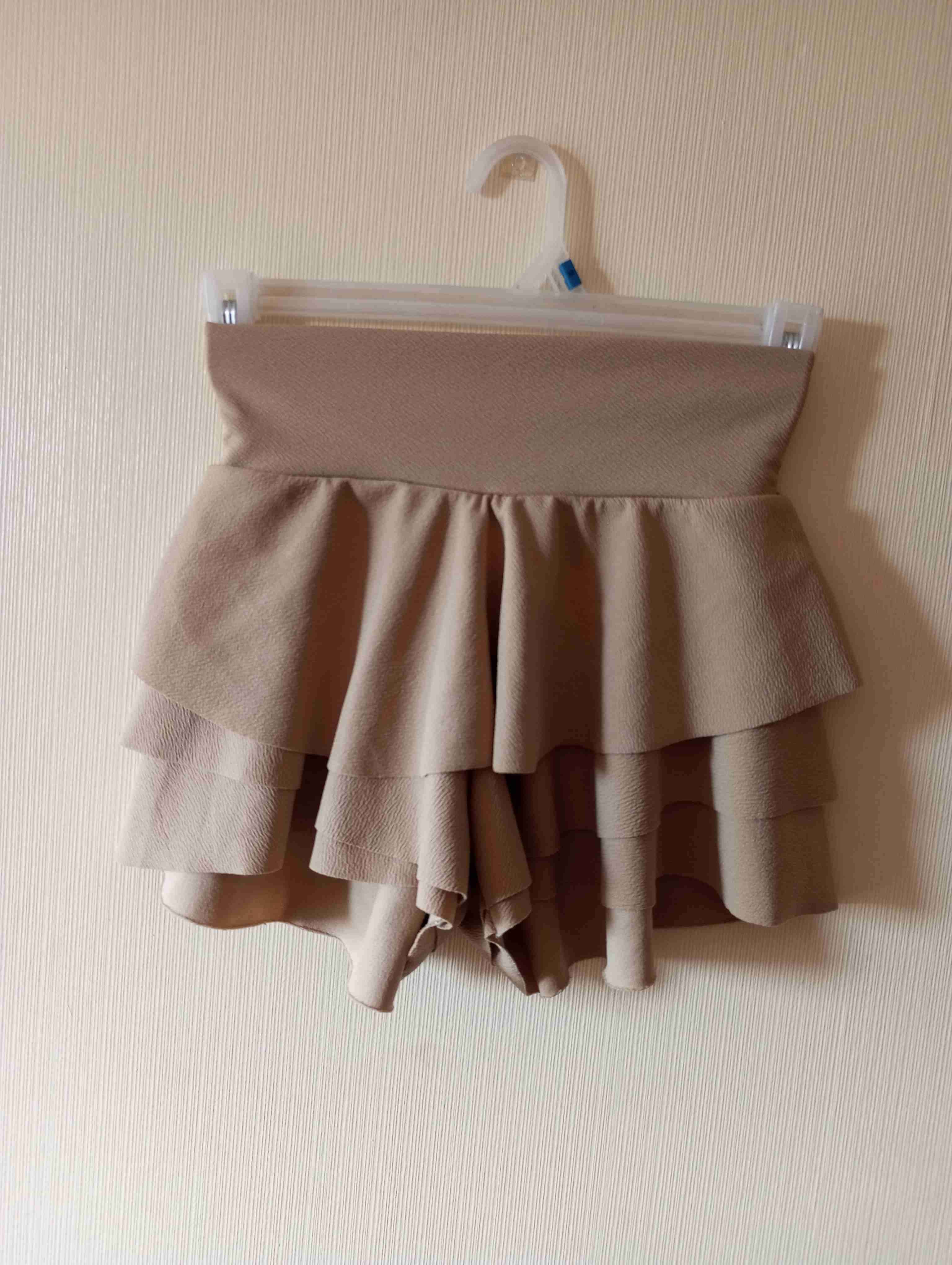 Falda corta beige con vuelos - miniatura 2