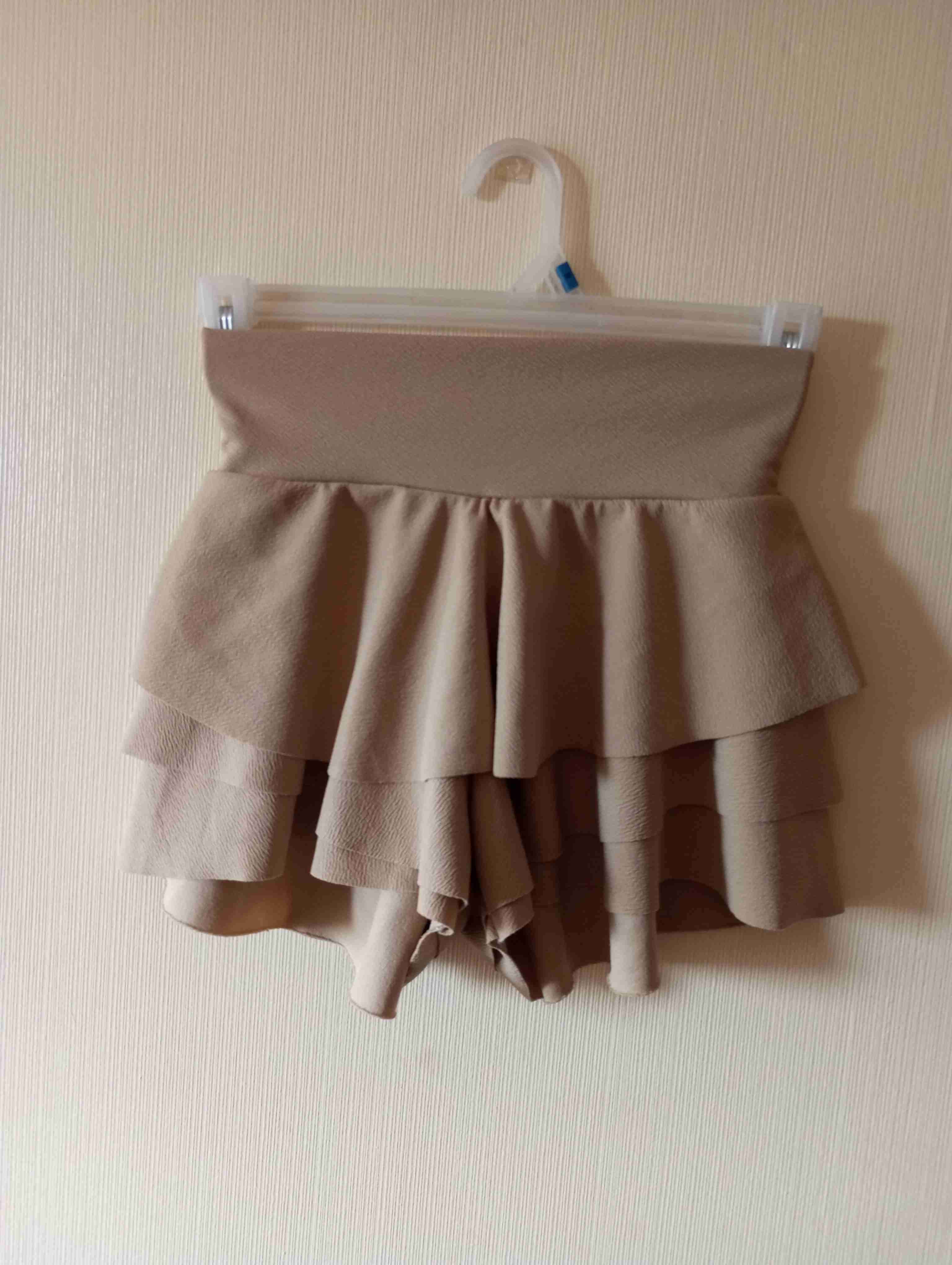 Falda corta beige con vuelos - miniatura 3