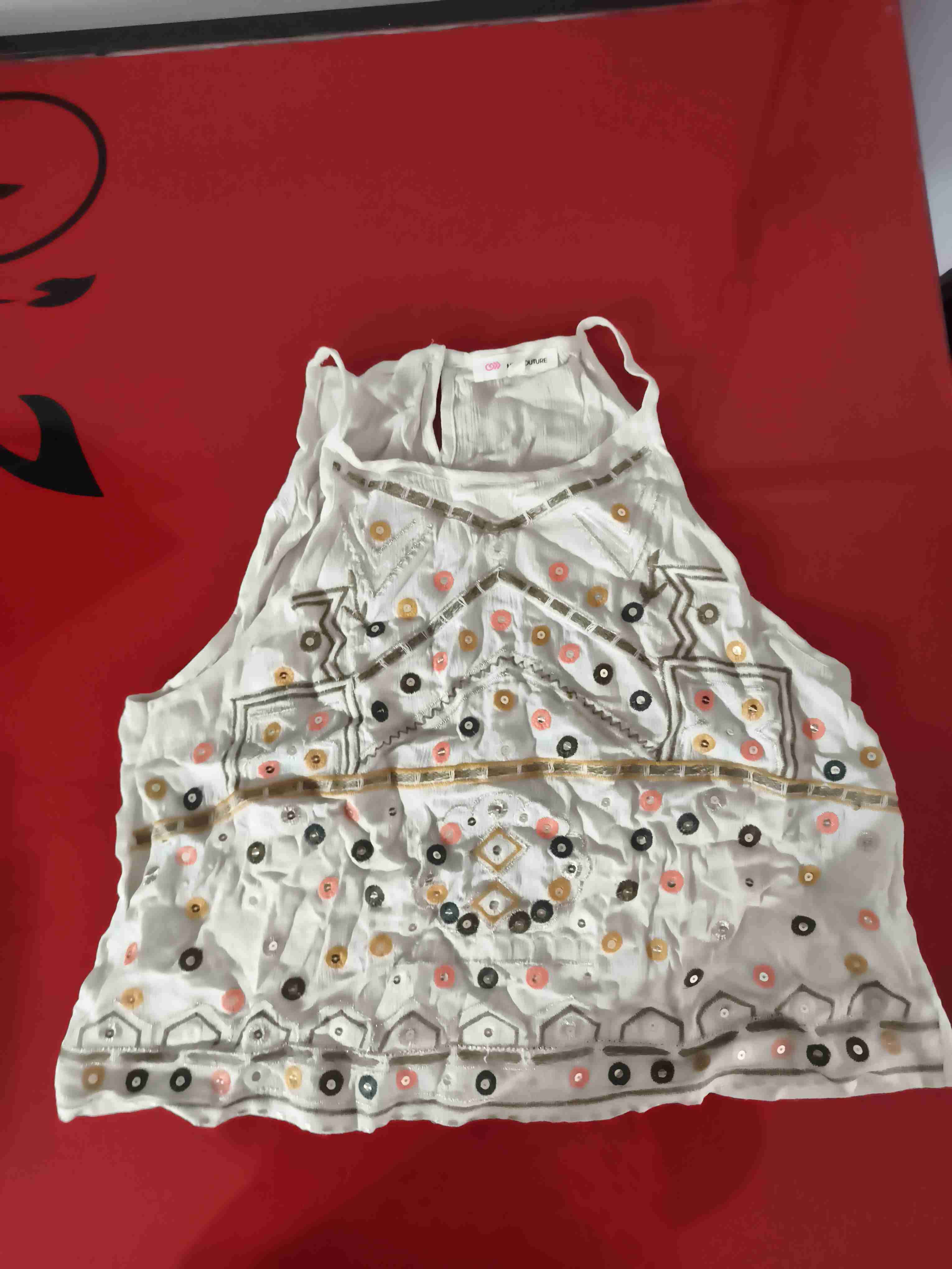 Top blanco con lentejuelas