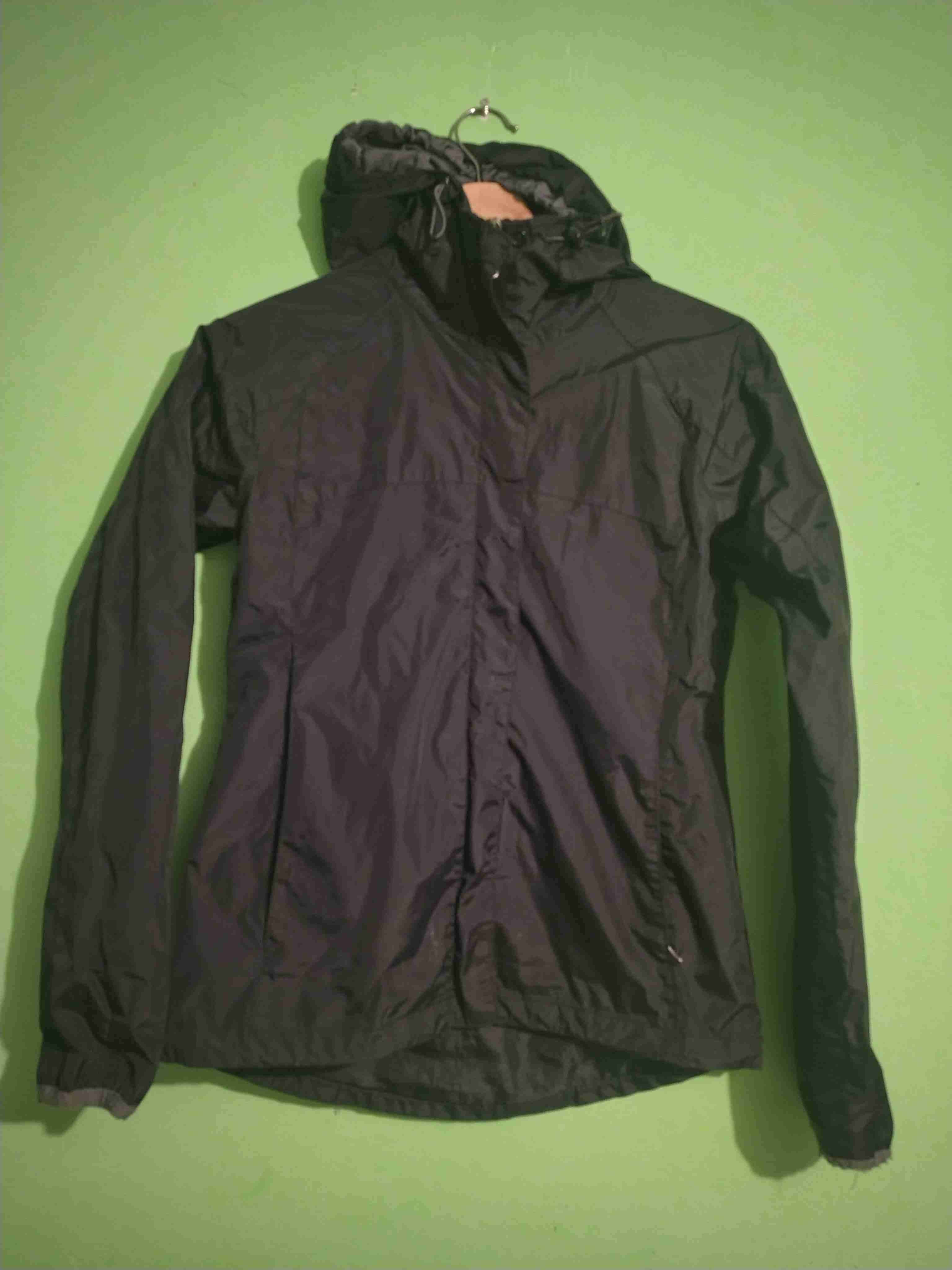 Chaqueta negra impermeable - miniatura 1