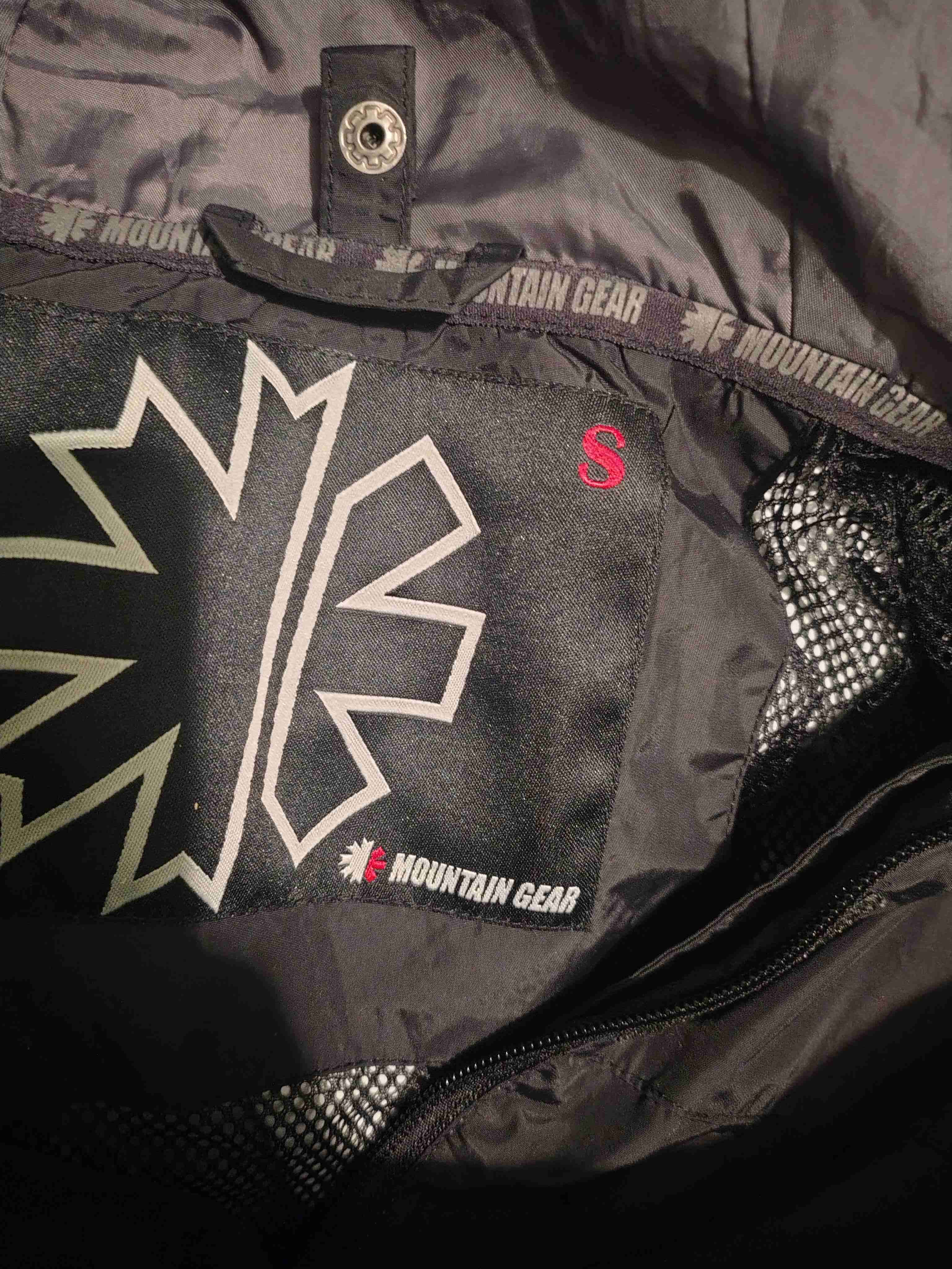 Chaqueta negra impermeable - miniatura 2