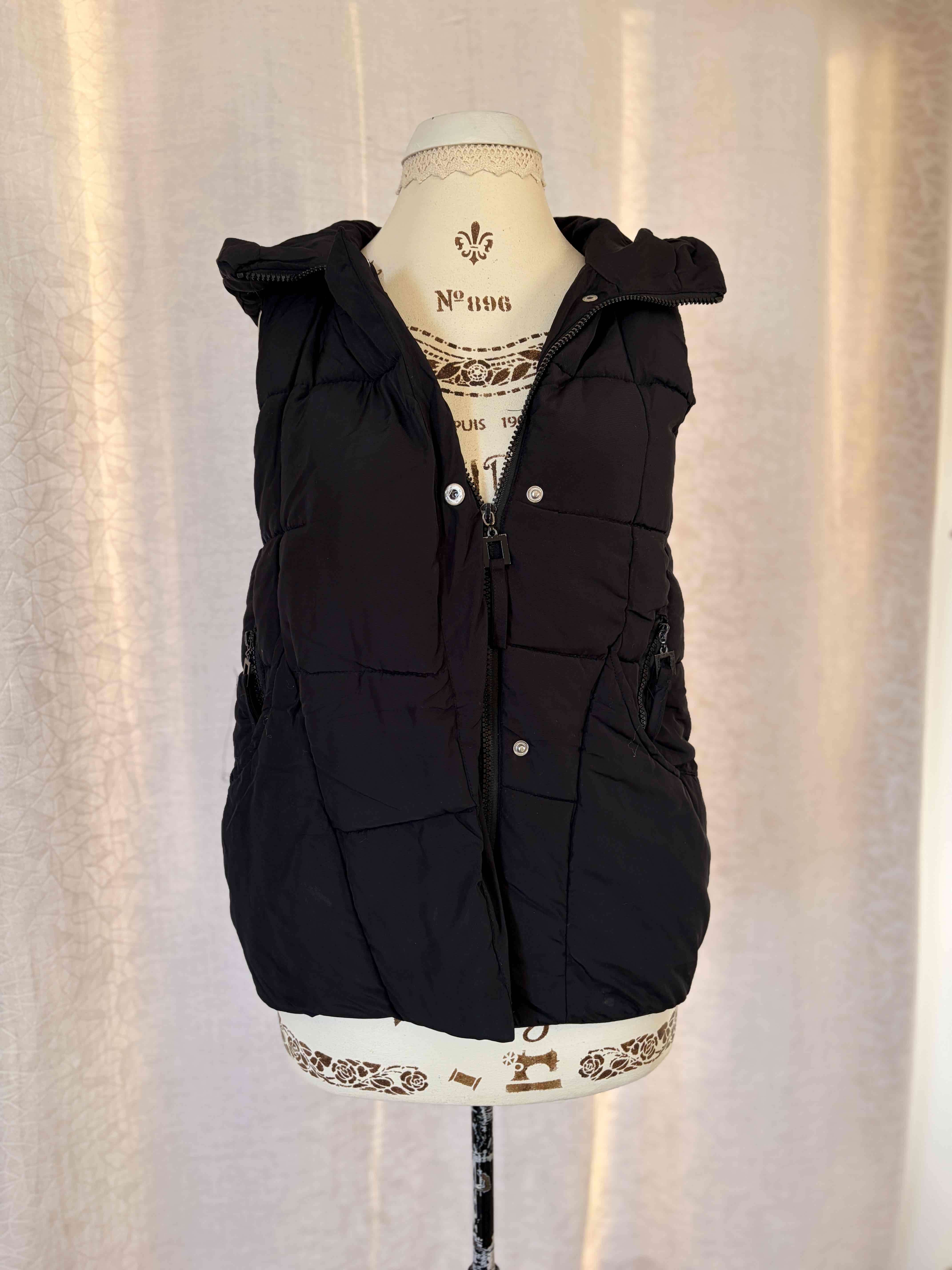 Chaleco acolchado negro con capucha