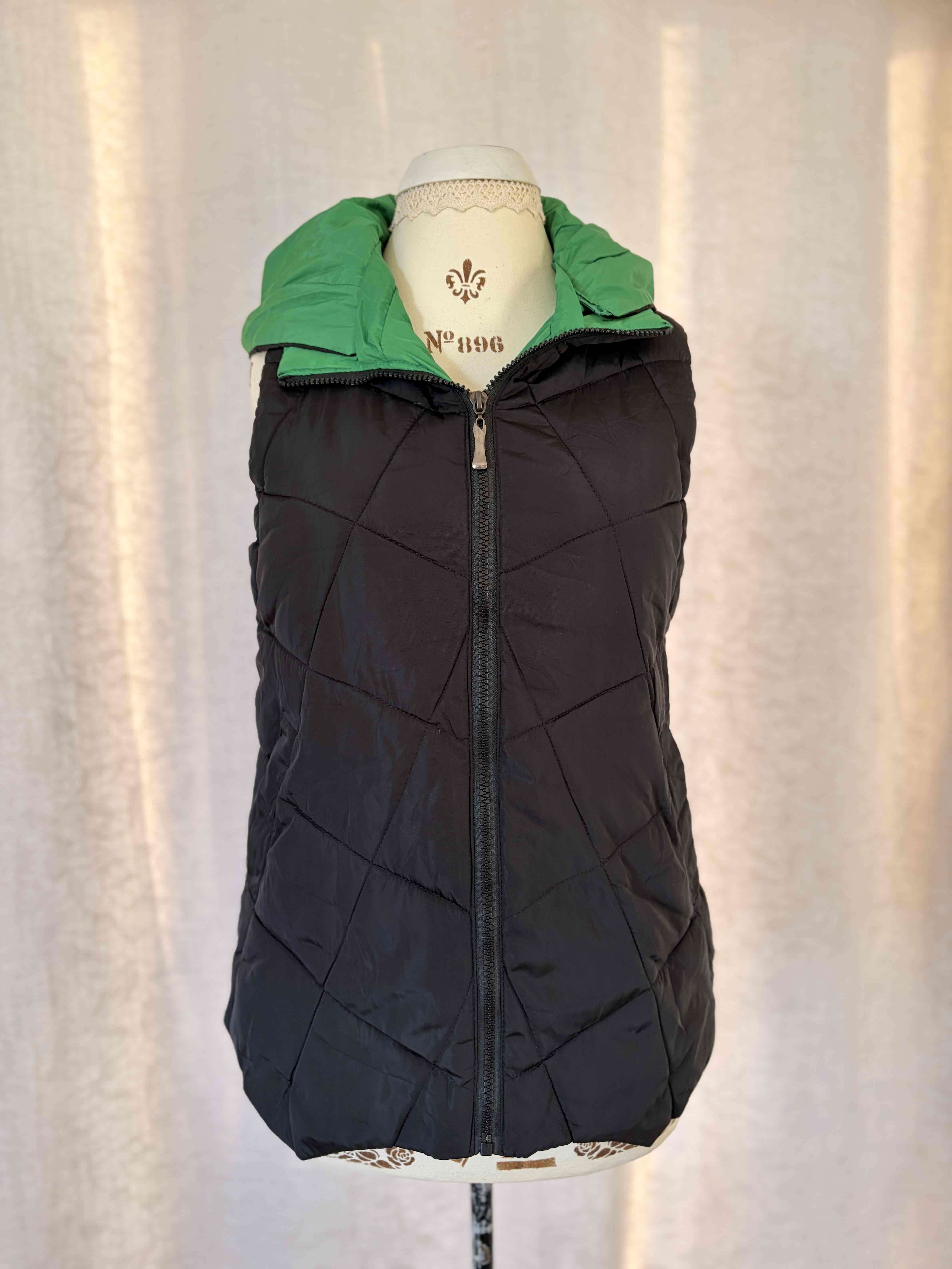 Chaleco acolchado negro con capucha