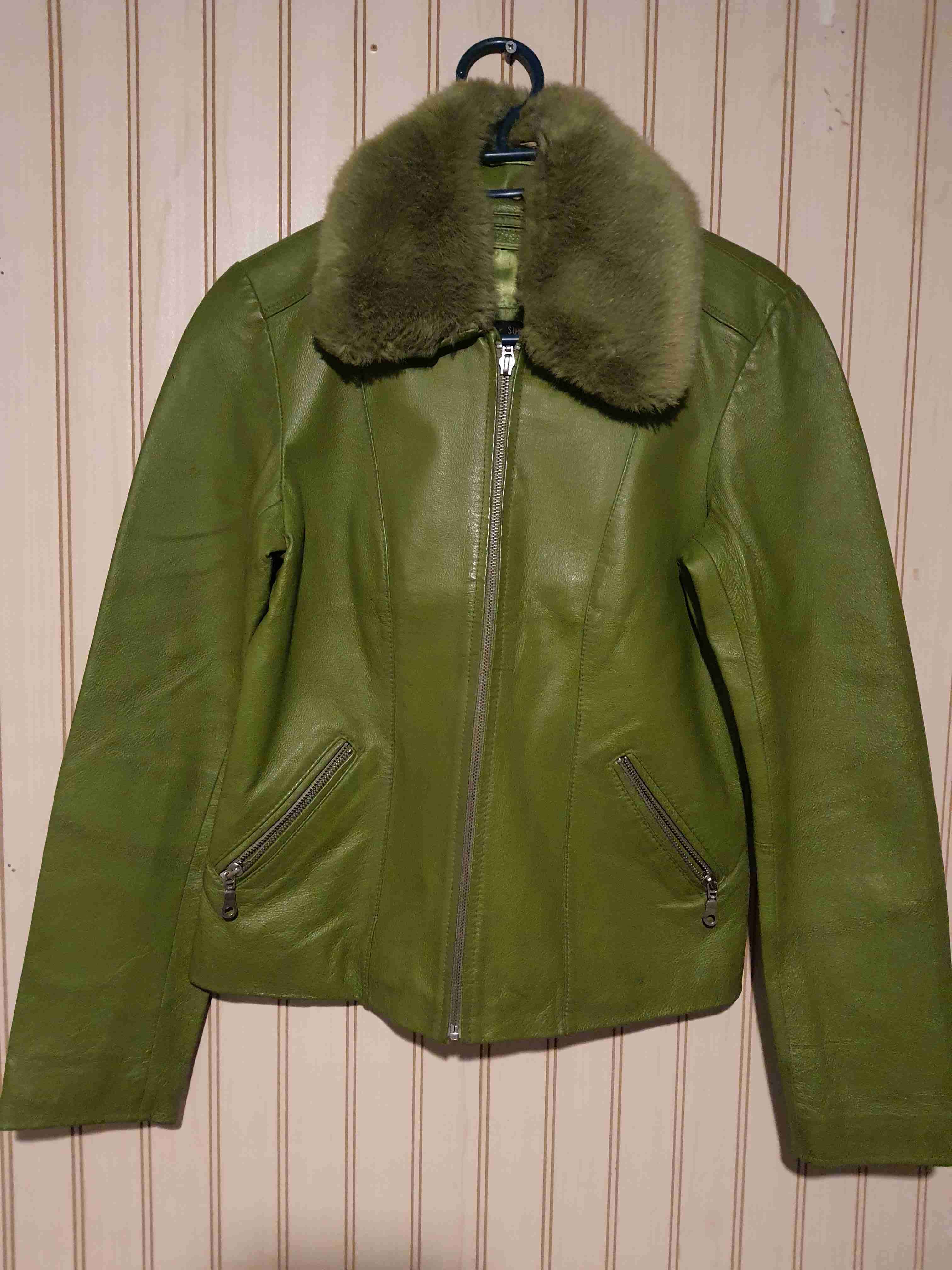 Chaqueta verde con cuello de piel