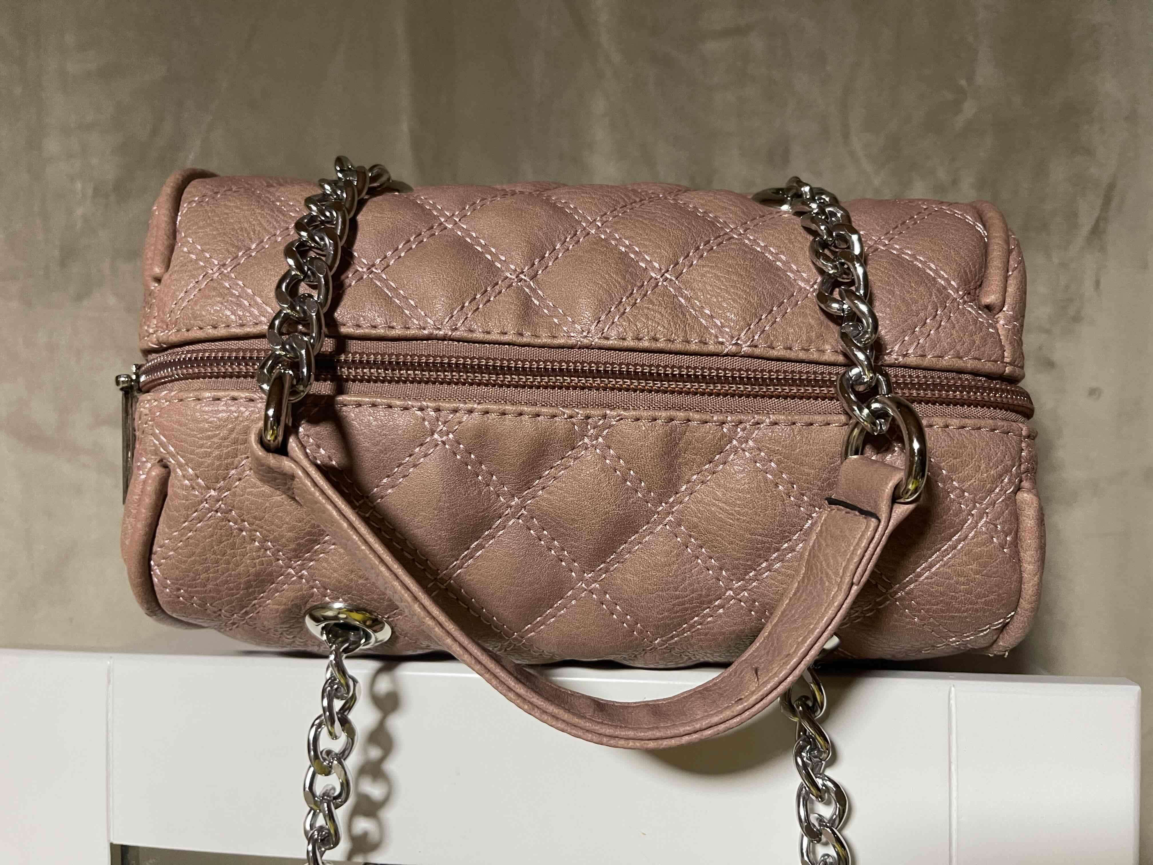 Bolso acolchado rosado con cadena - miniatura 1