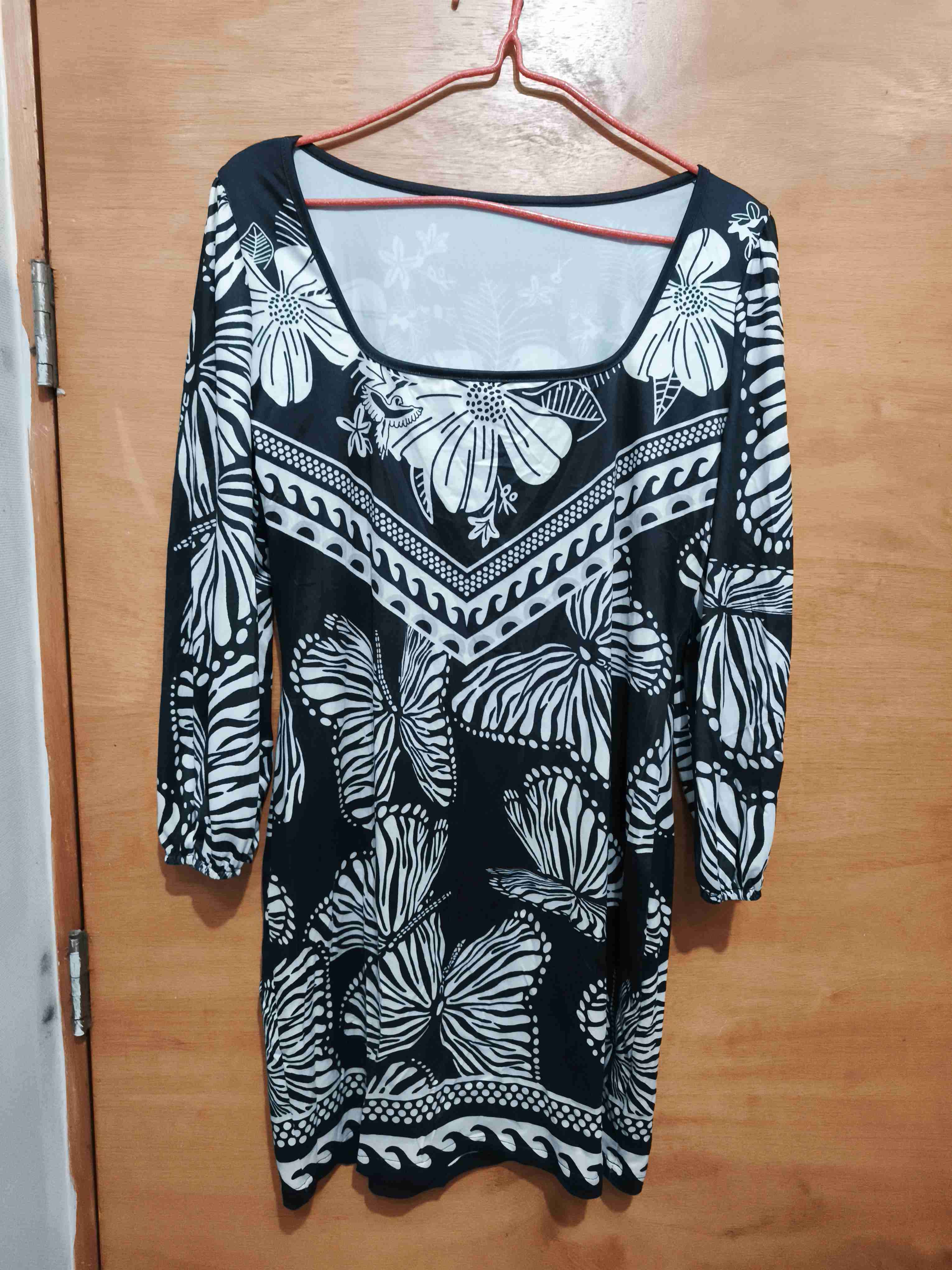 Vestido negro con estampado floral