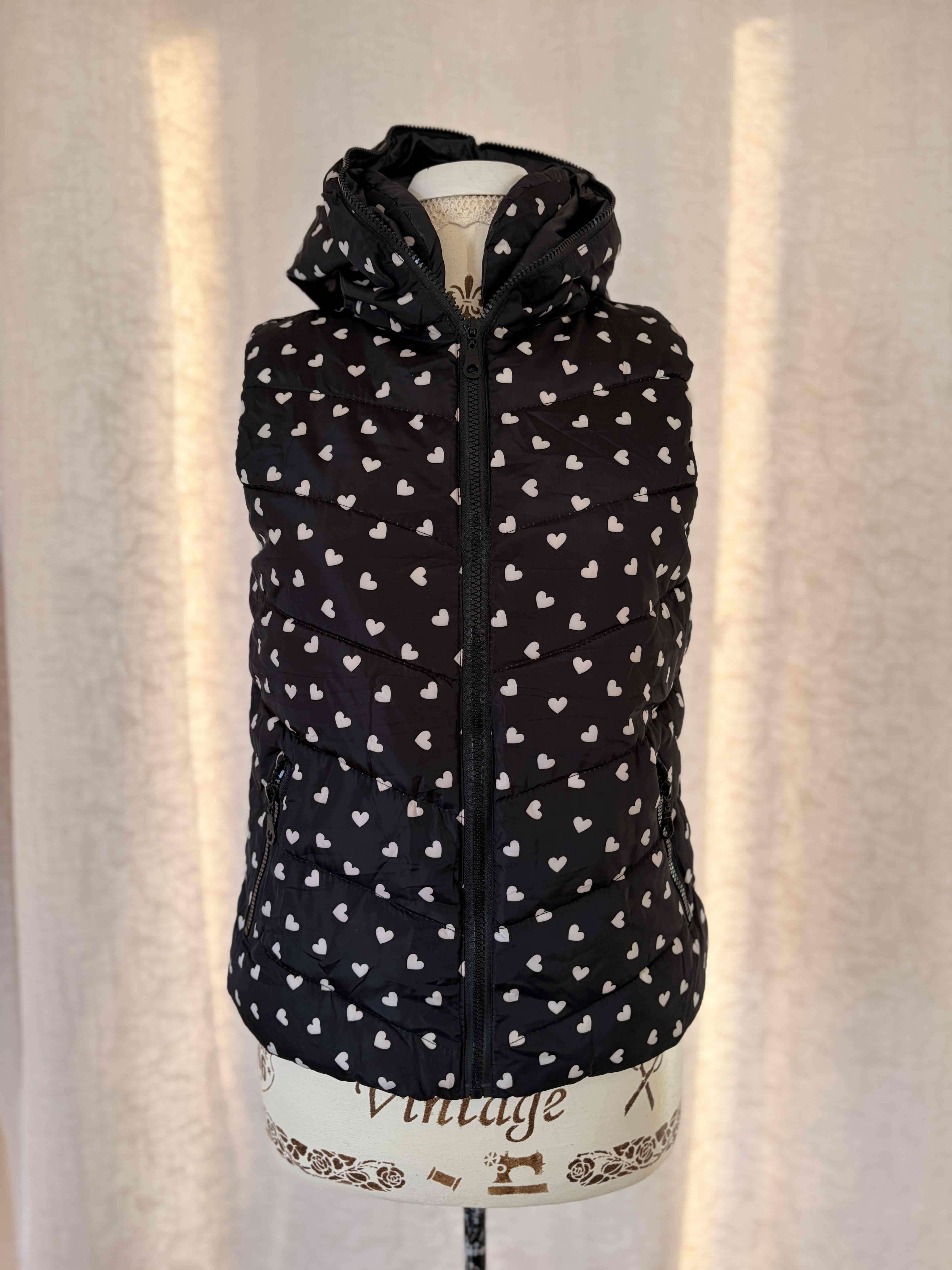 Chaleco acolchado negro con corazones