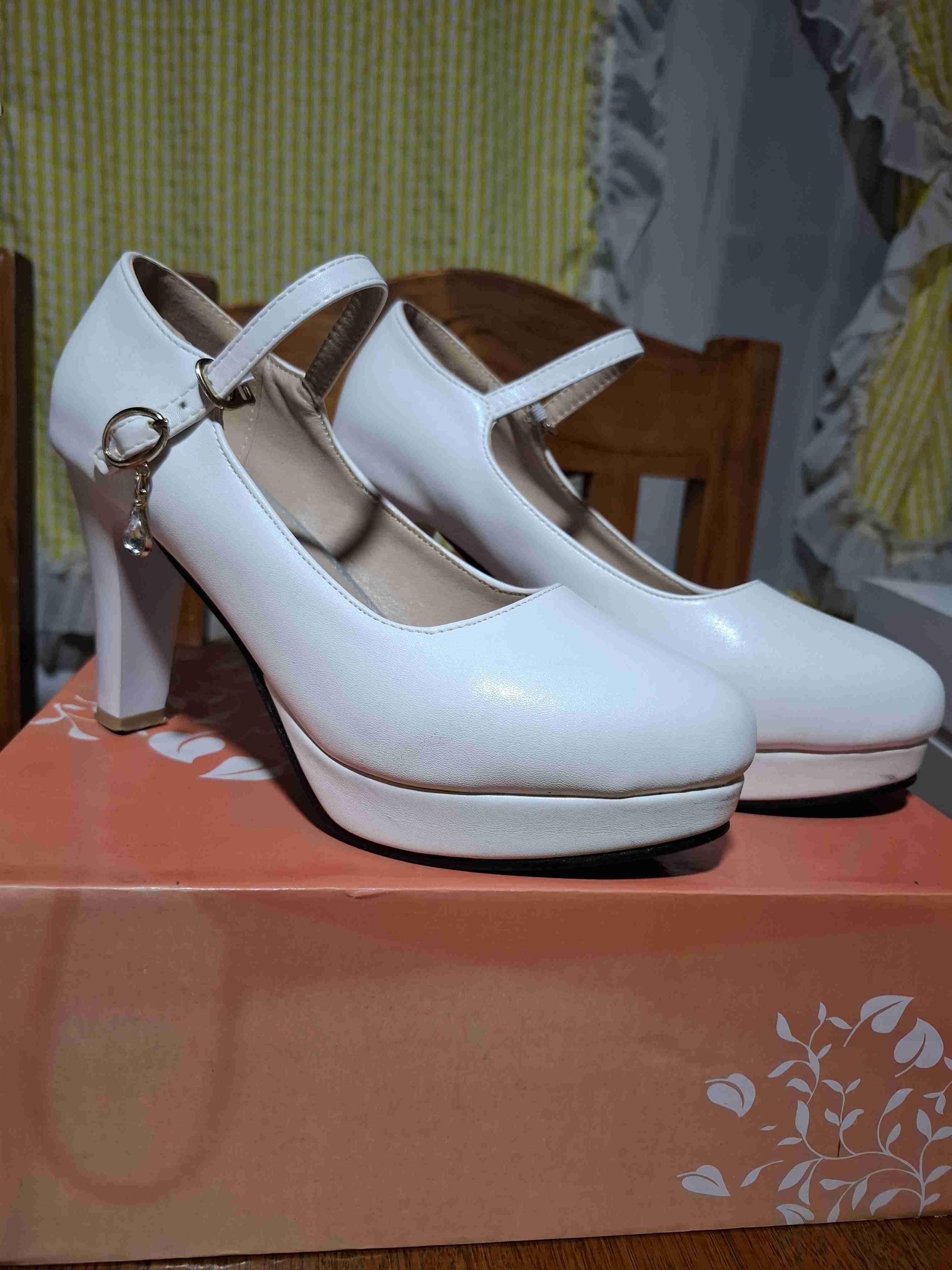 Zapatos de tacón blanco con pulsera - miniatura 1