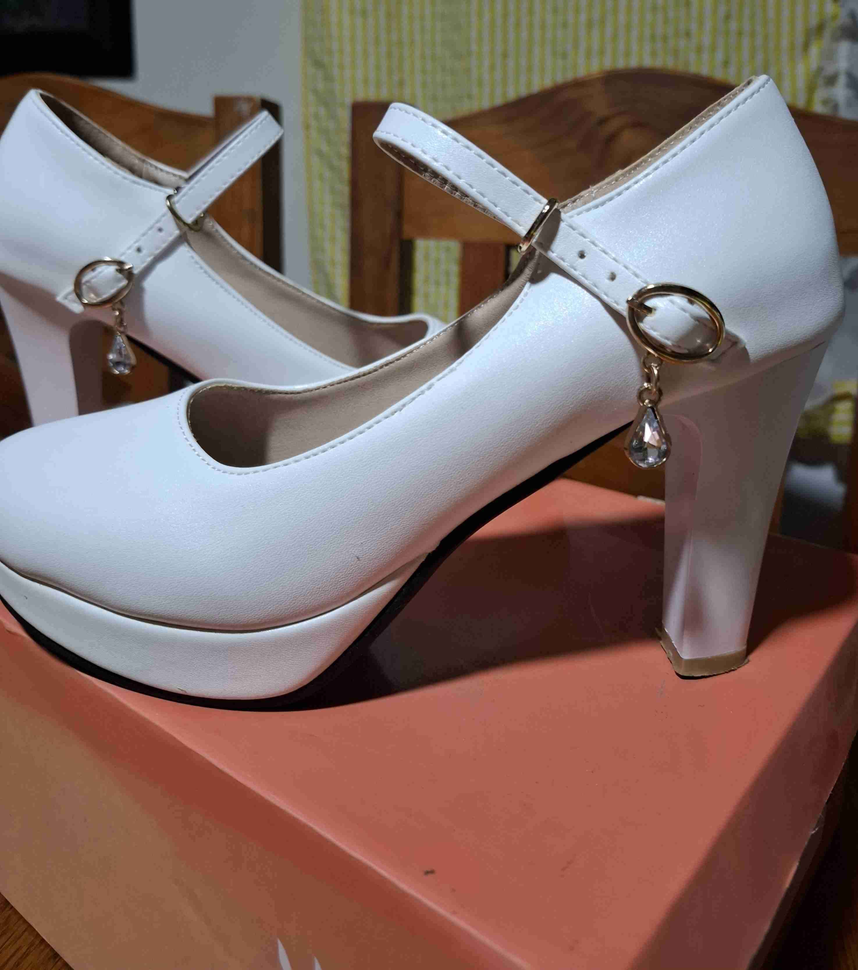 Zapatos de tacón blanco con pulsera - miniatura 3