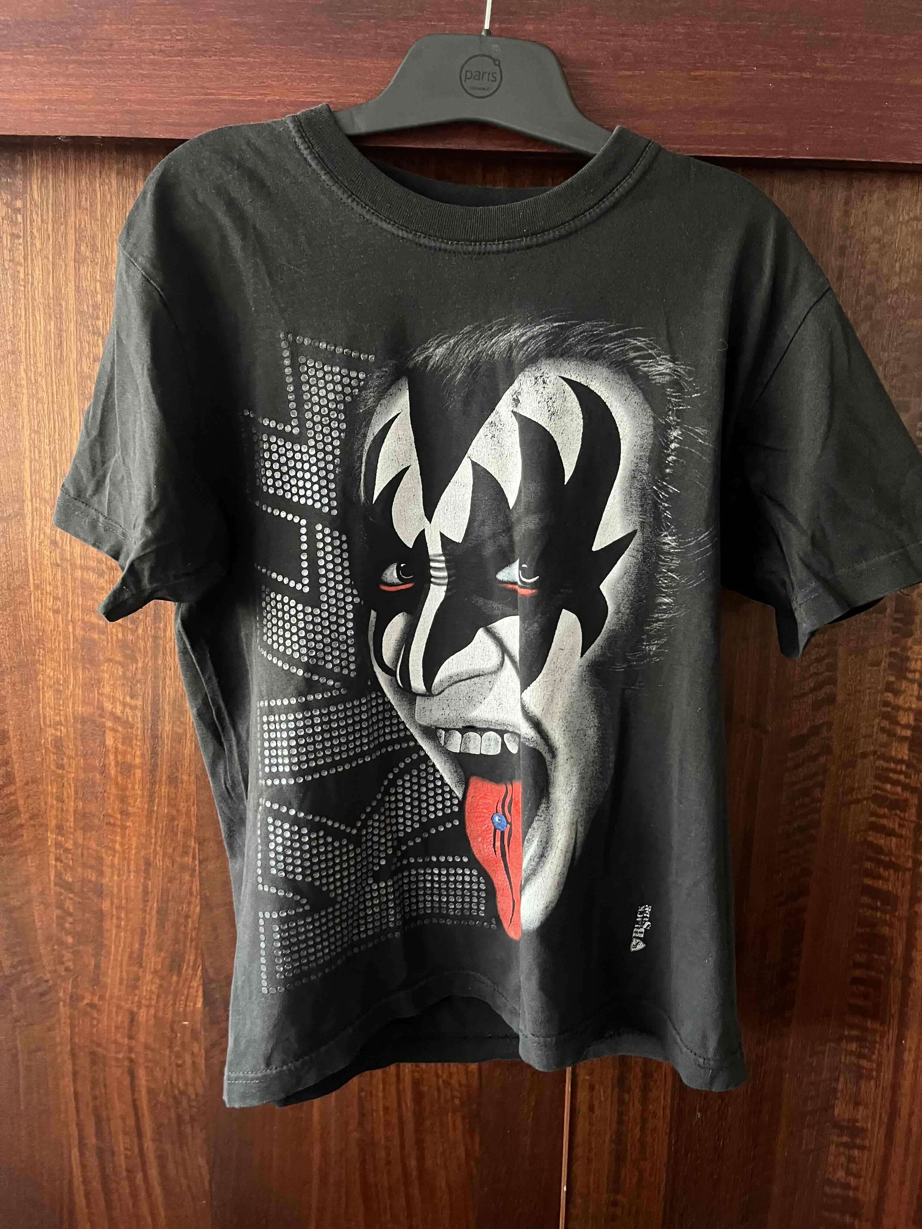 Polera negra con diseño de banda - miniatura 1