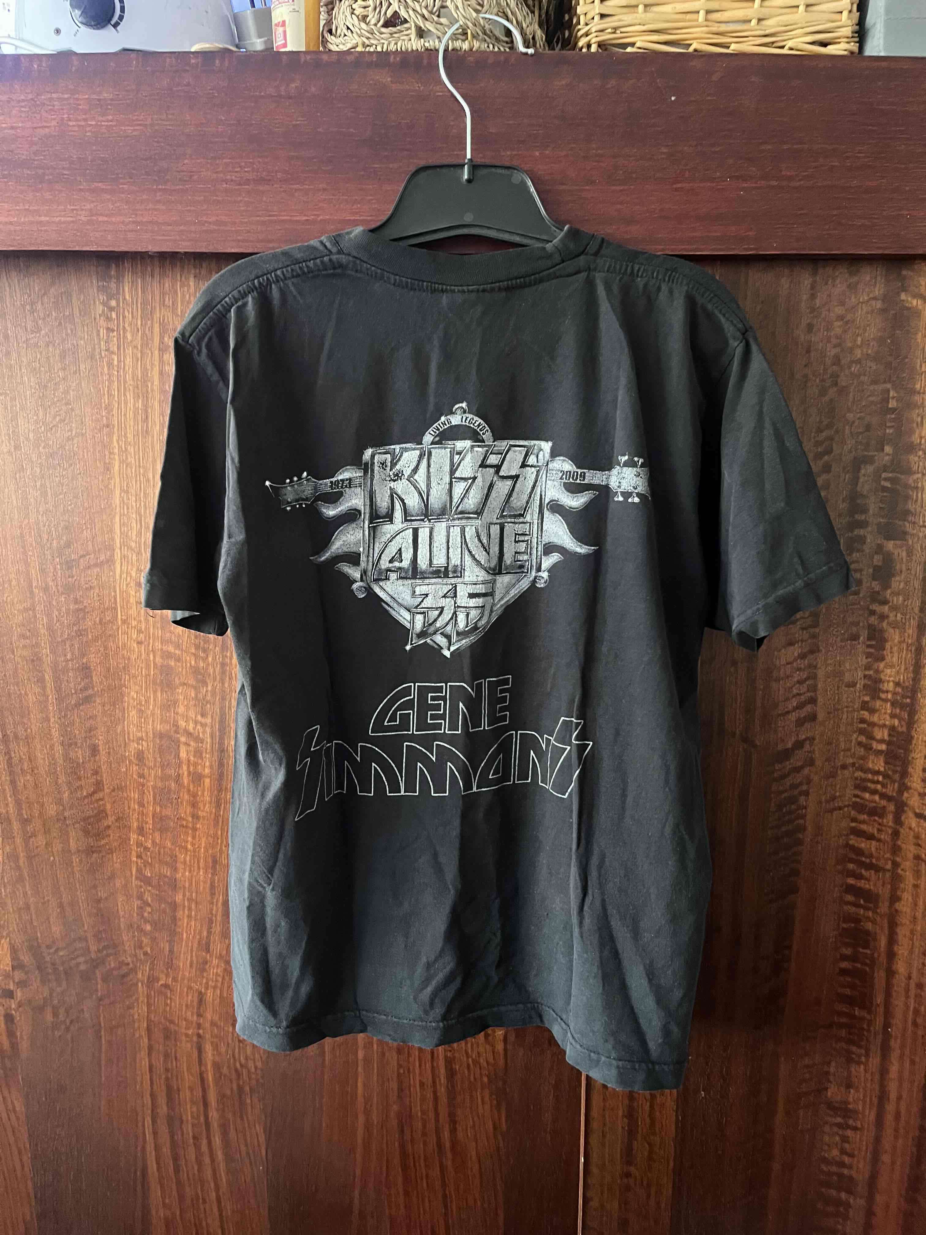 Polera negra con diseño de banda - miniatura 2
