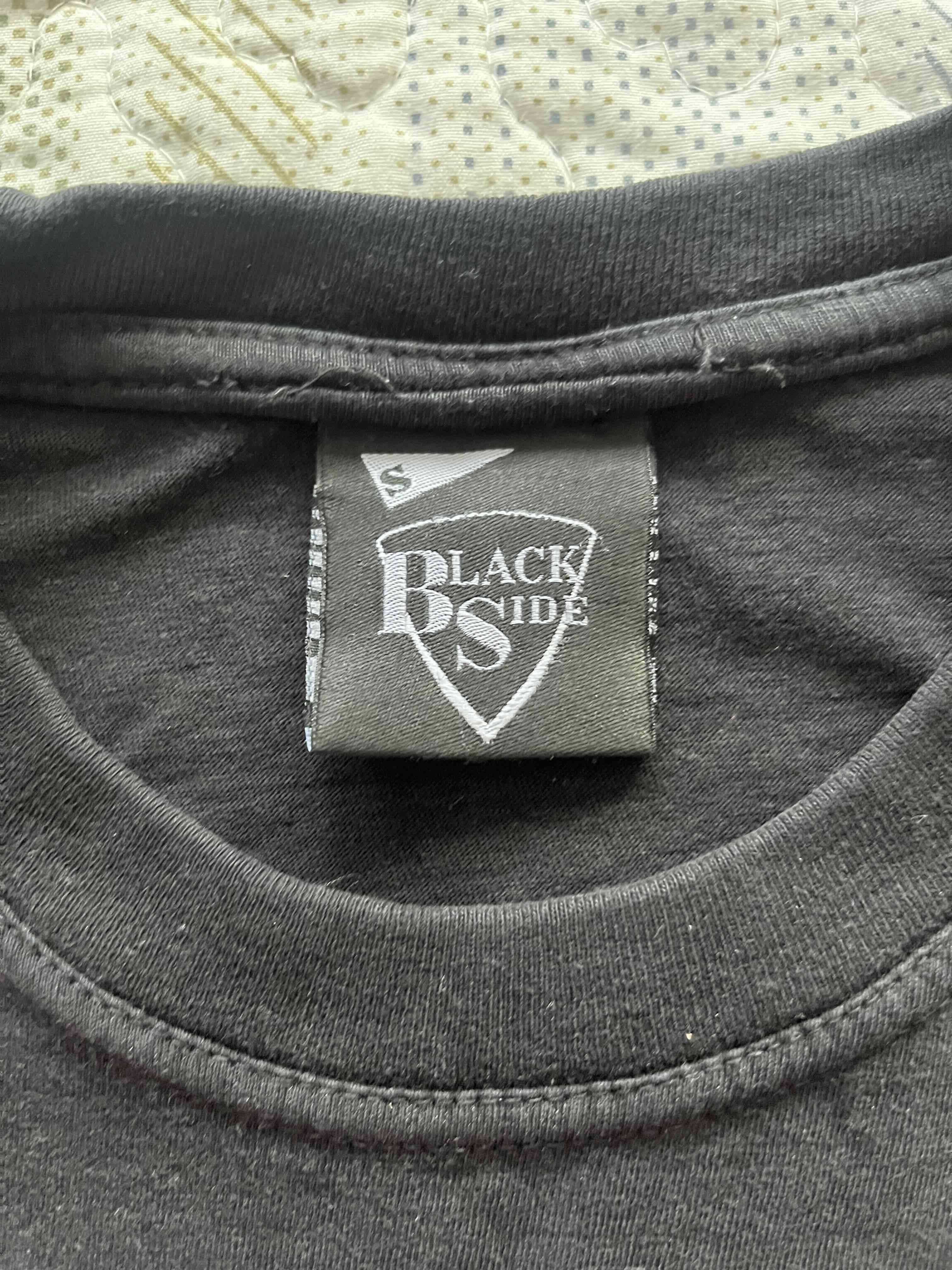 Polera negra con diseño de banda - miniatura 3