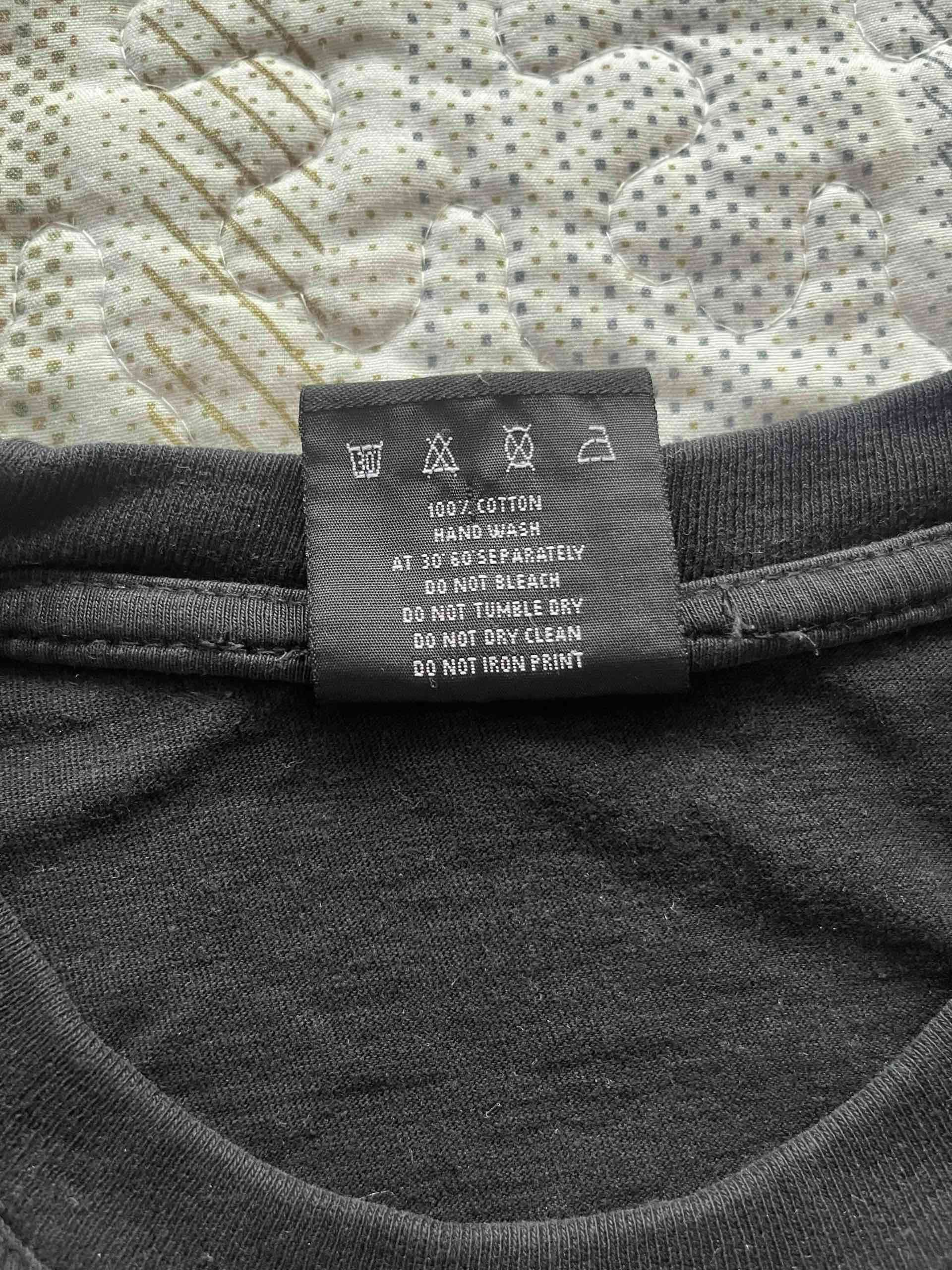 Polera negra con diseño de banda - miniatura 4